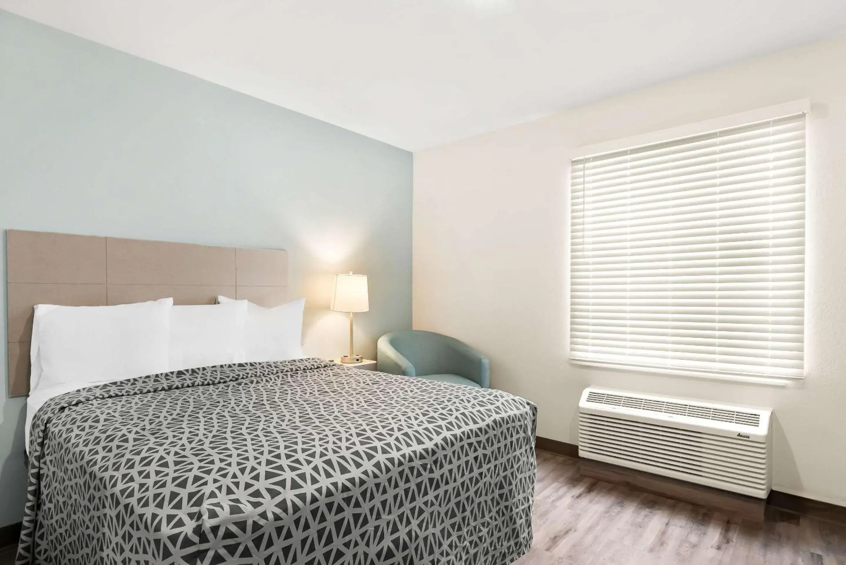Superior Queen Efficiency Room - Non-Smoking in WoodSpring Suites Savannah West Chatham Parkway Superior Queen Efficiency Room - Non-Smoking in WoodSpring Suites Savannah West Chatham Parkway