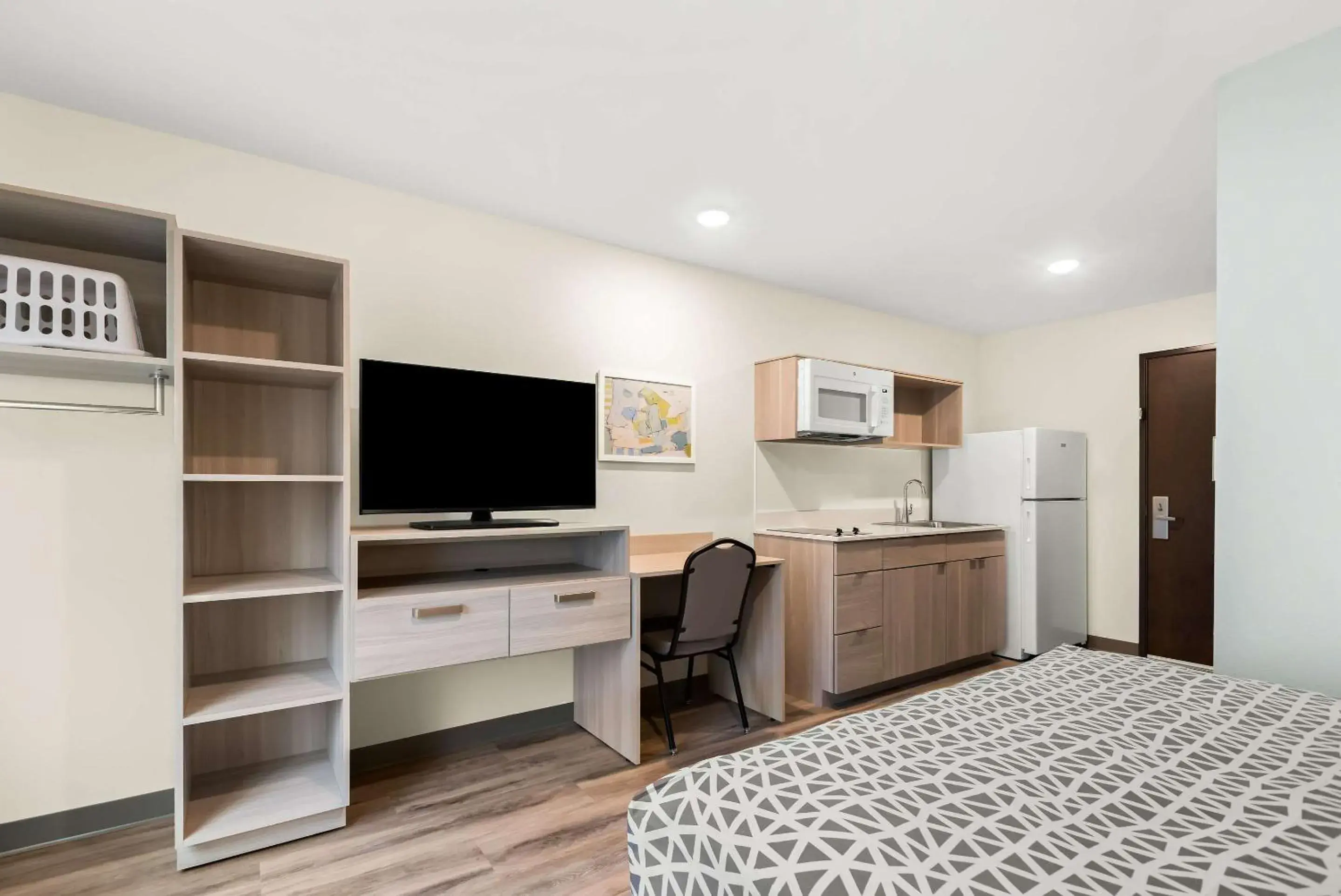Queen Suite - Disability Access/Non Smoking in WoodSpring Suites Savannah West Chatham Parkway Queen Suite - Disability Access/Non Smoking in WoodSpring Suites Savannah West Chatham Parkway