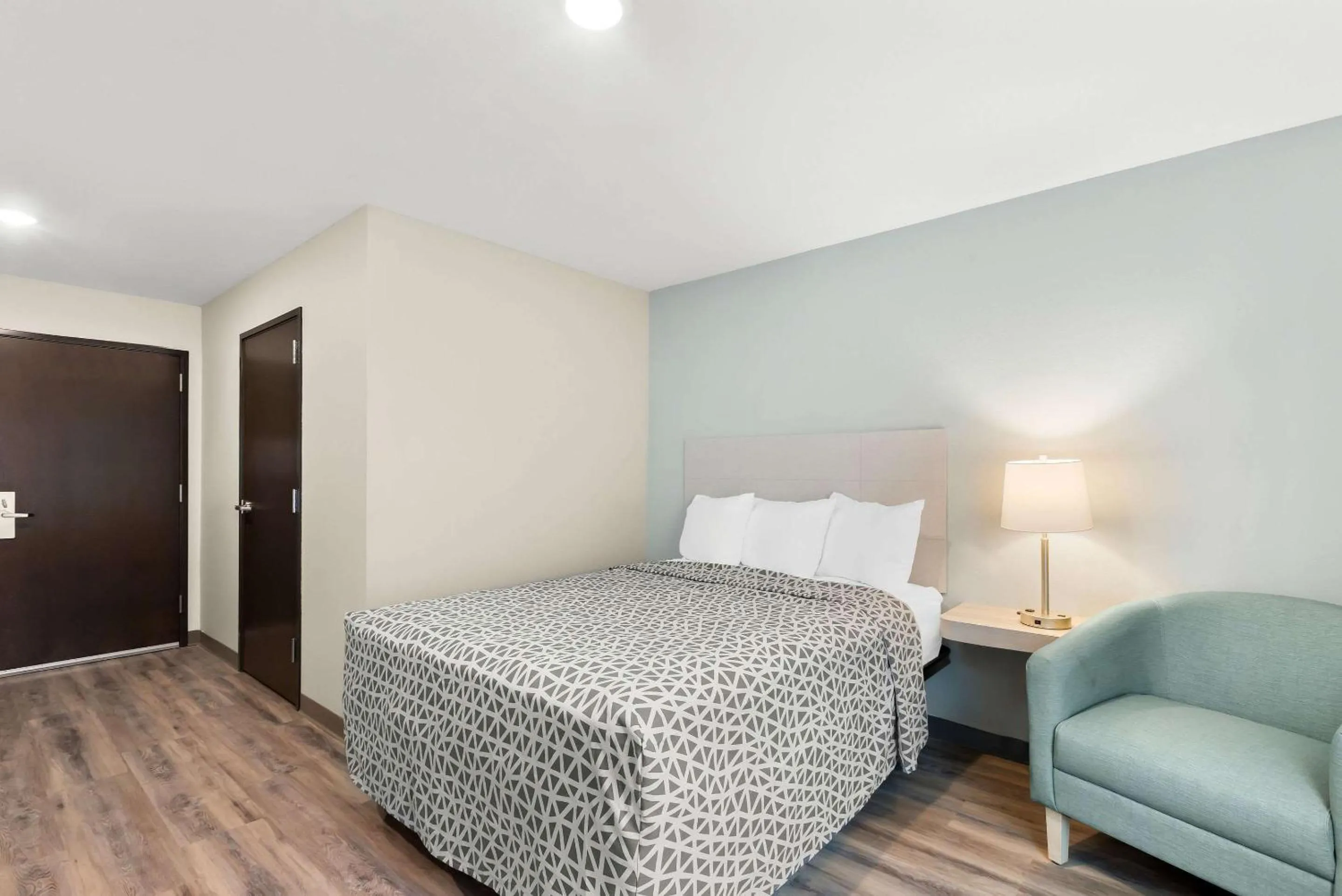 Queen Suite with Roll-In Shower - Disability Access/Non Smoking in WoodSpring Suites Savannah West Chatham Parkway