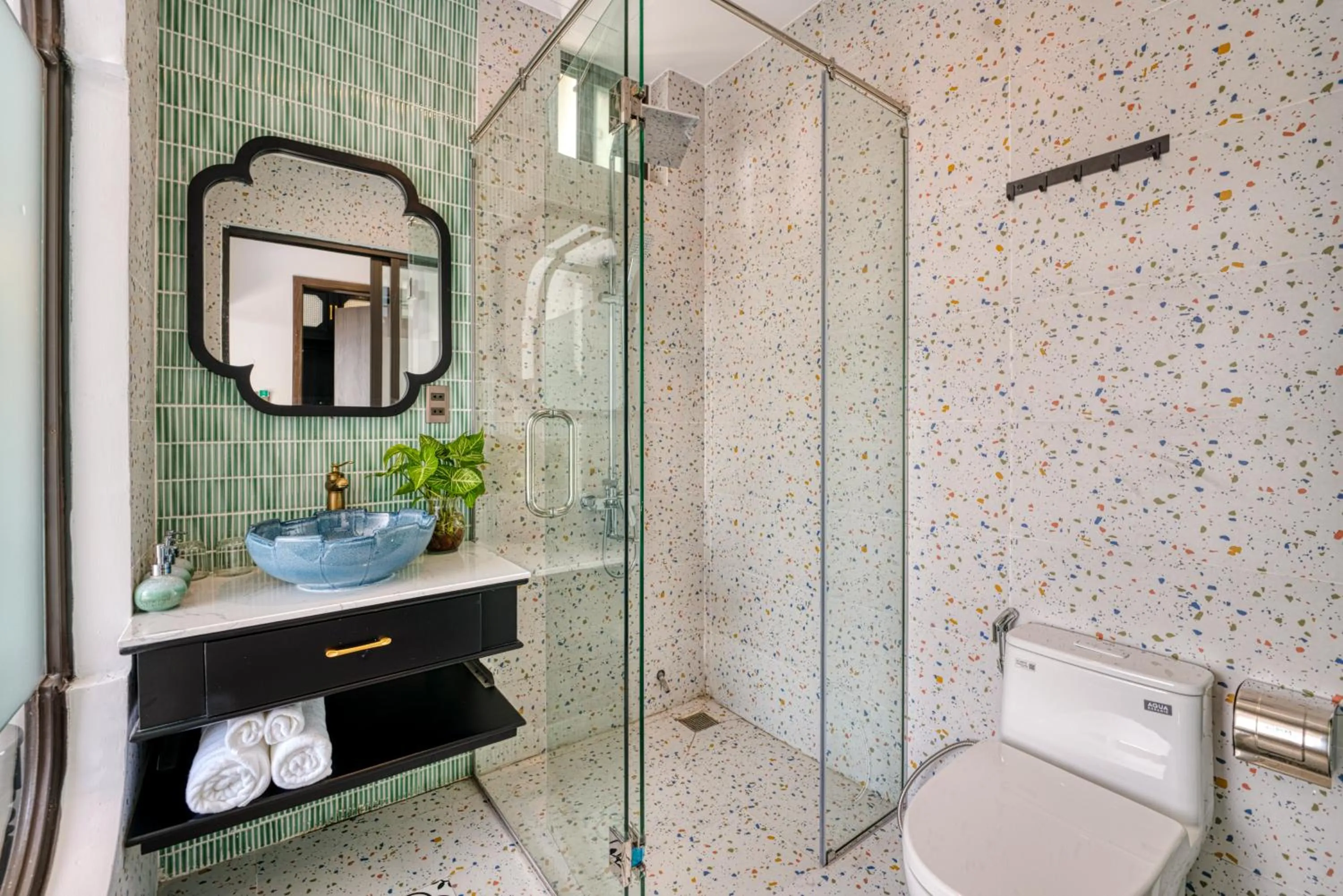 Shower in Rokas Hoi An Boutique Hotel