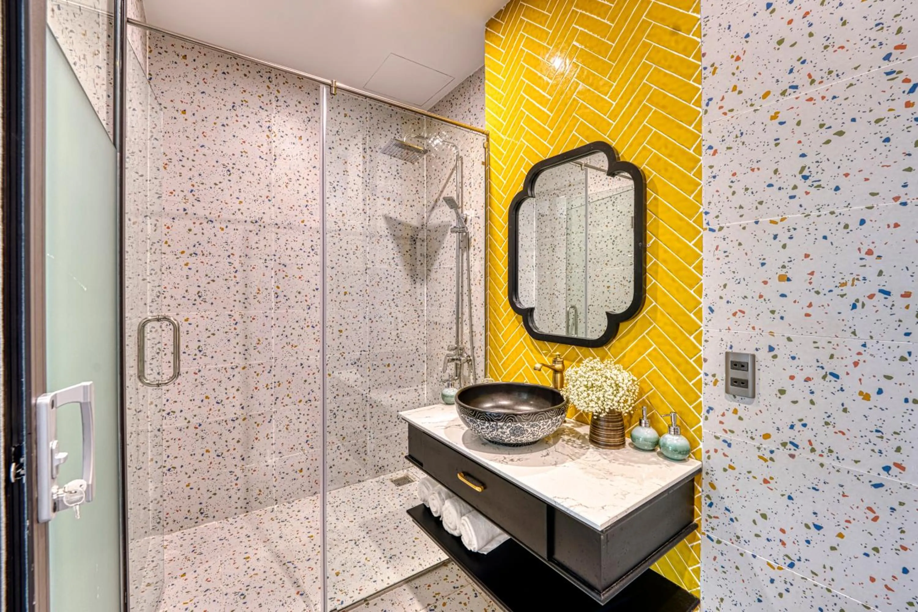 Shower in Rokas Hoi An Boutique Hotel