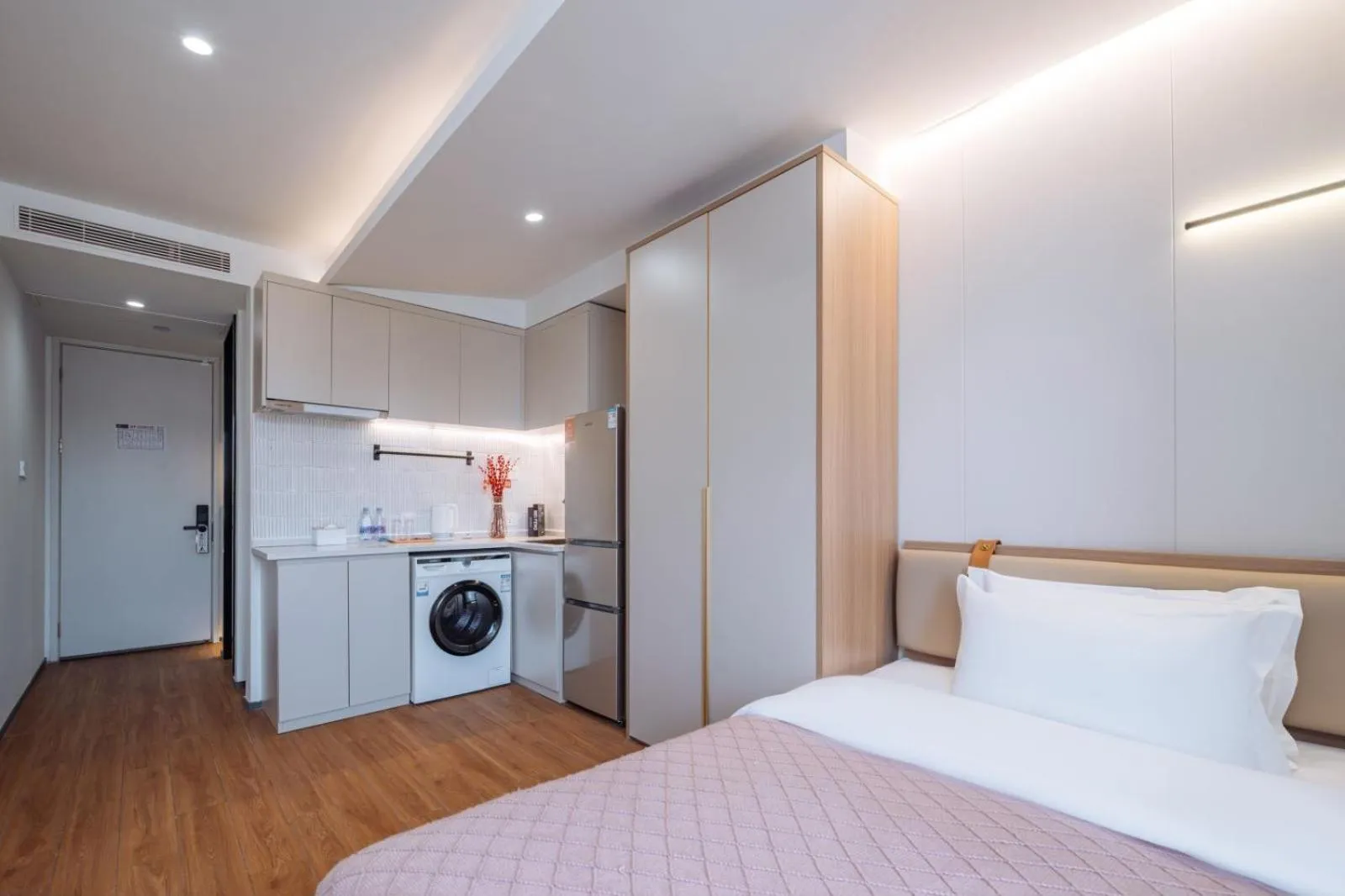 Photo of the whole room, Bed in Ketangxuan Hotel -Shanghai Railway Station Baoshan Road Subway Station