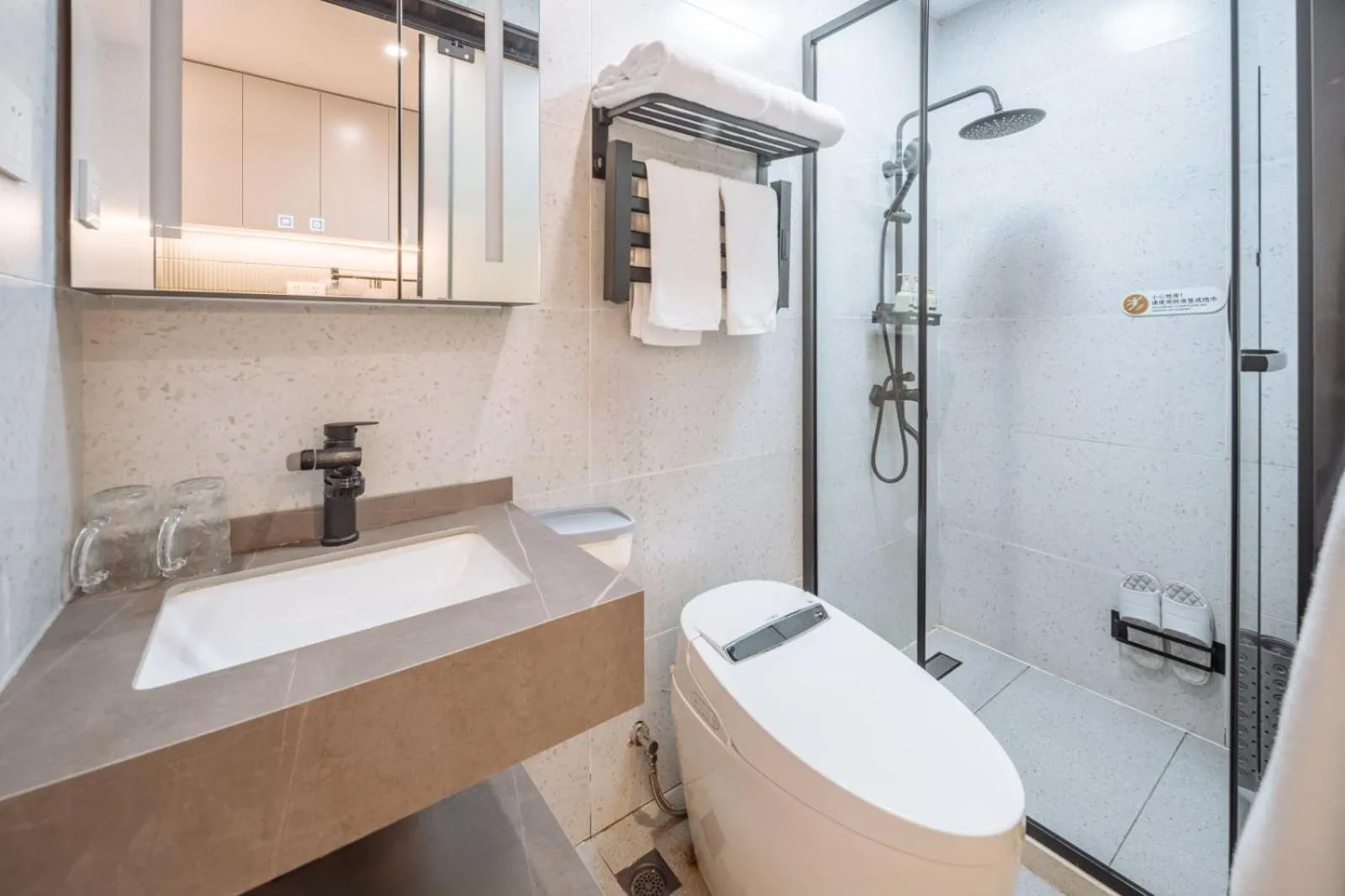 Toilet in Ketangxuan Hotel -Shanghai Railway Station Baoshan Road Subway Station