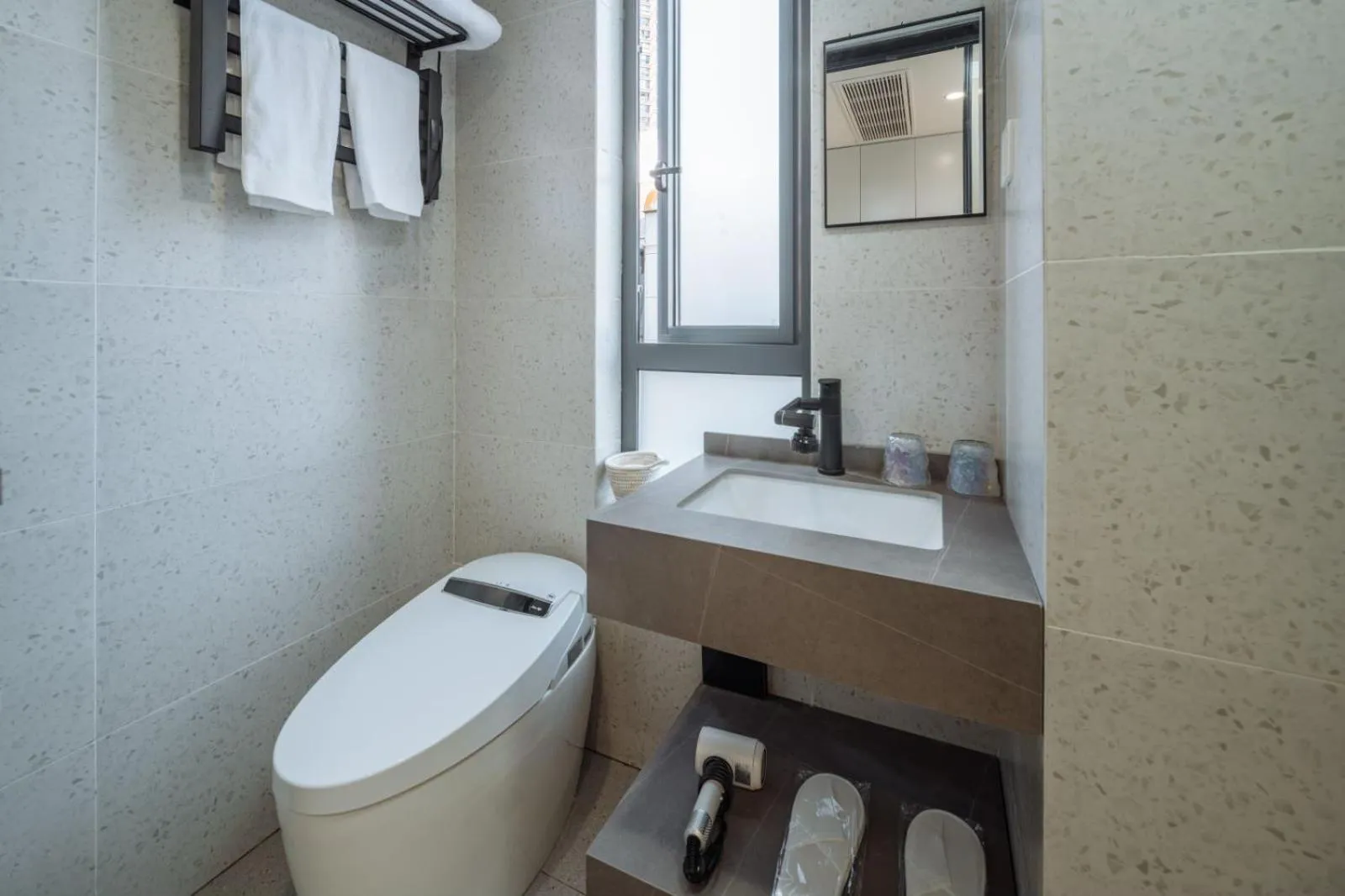 Toilet in Ketangxuan Hotel -Shanghai Railway Station Baoshan Road Subway Station