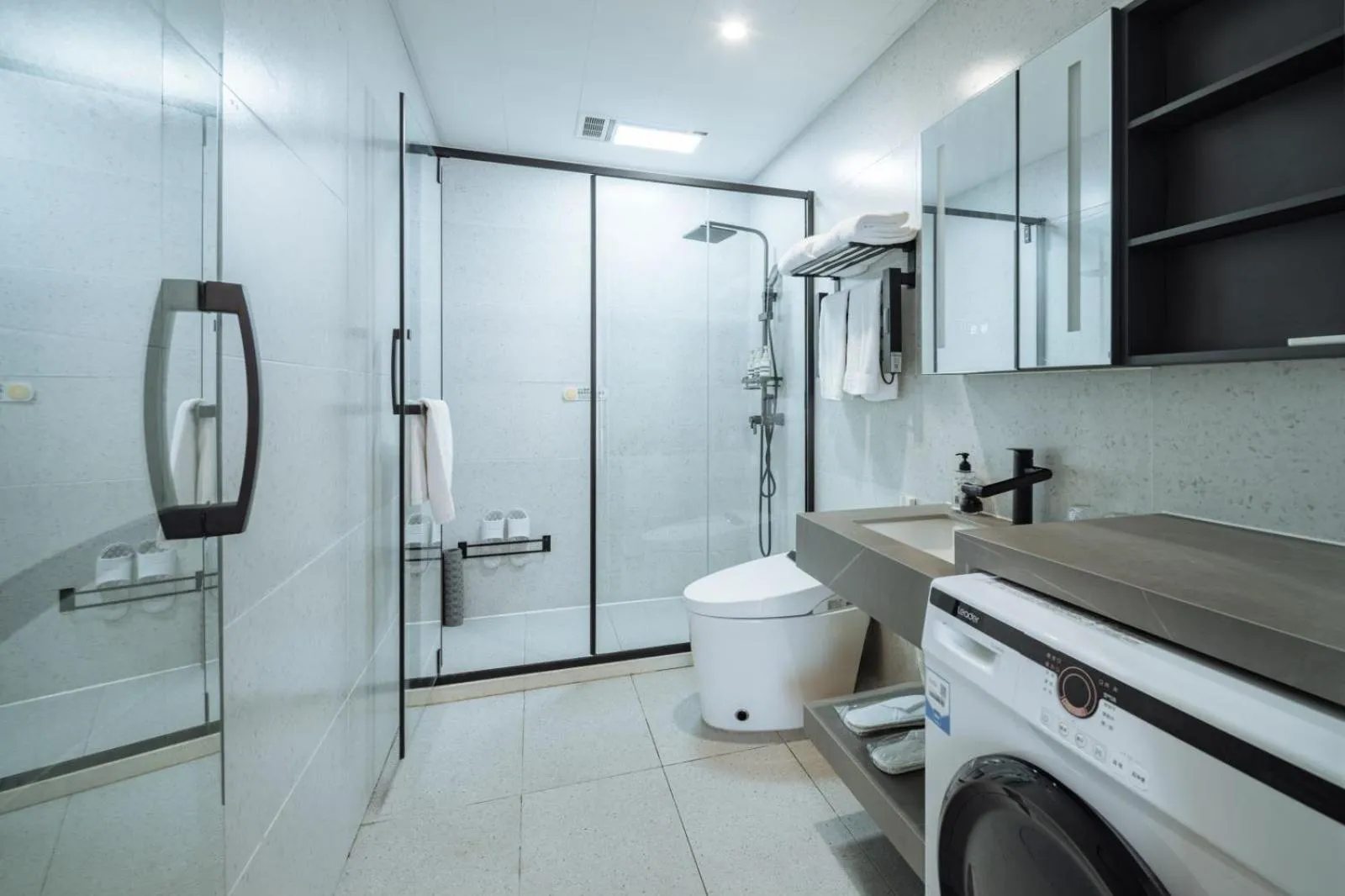 Toilet in Ketangxuan Hotel -Shanghai Railway Station Baoshan Road Subway Station