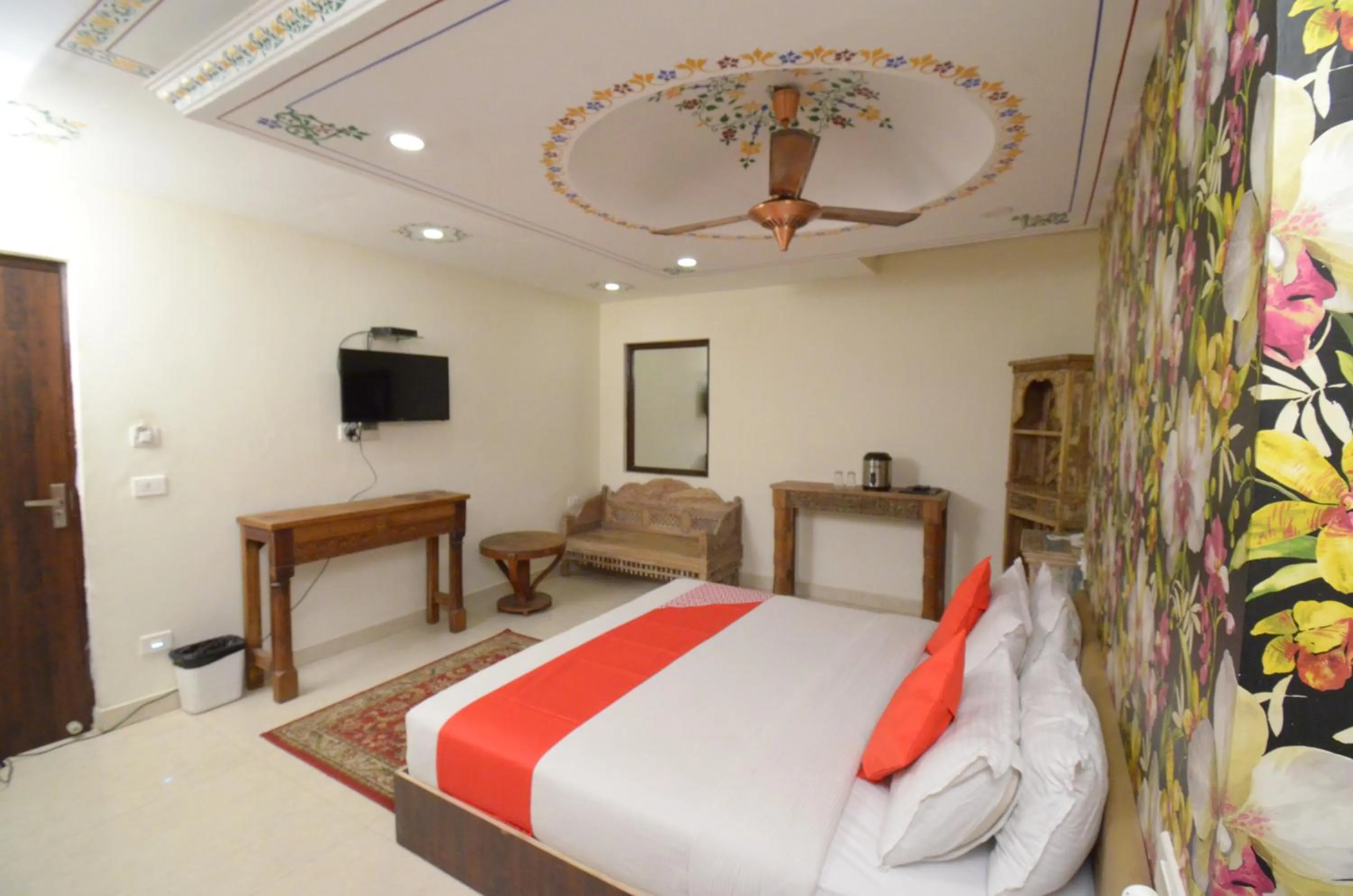 Photo of the whole room, Bed in Umed