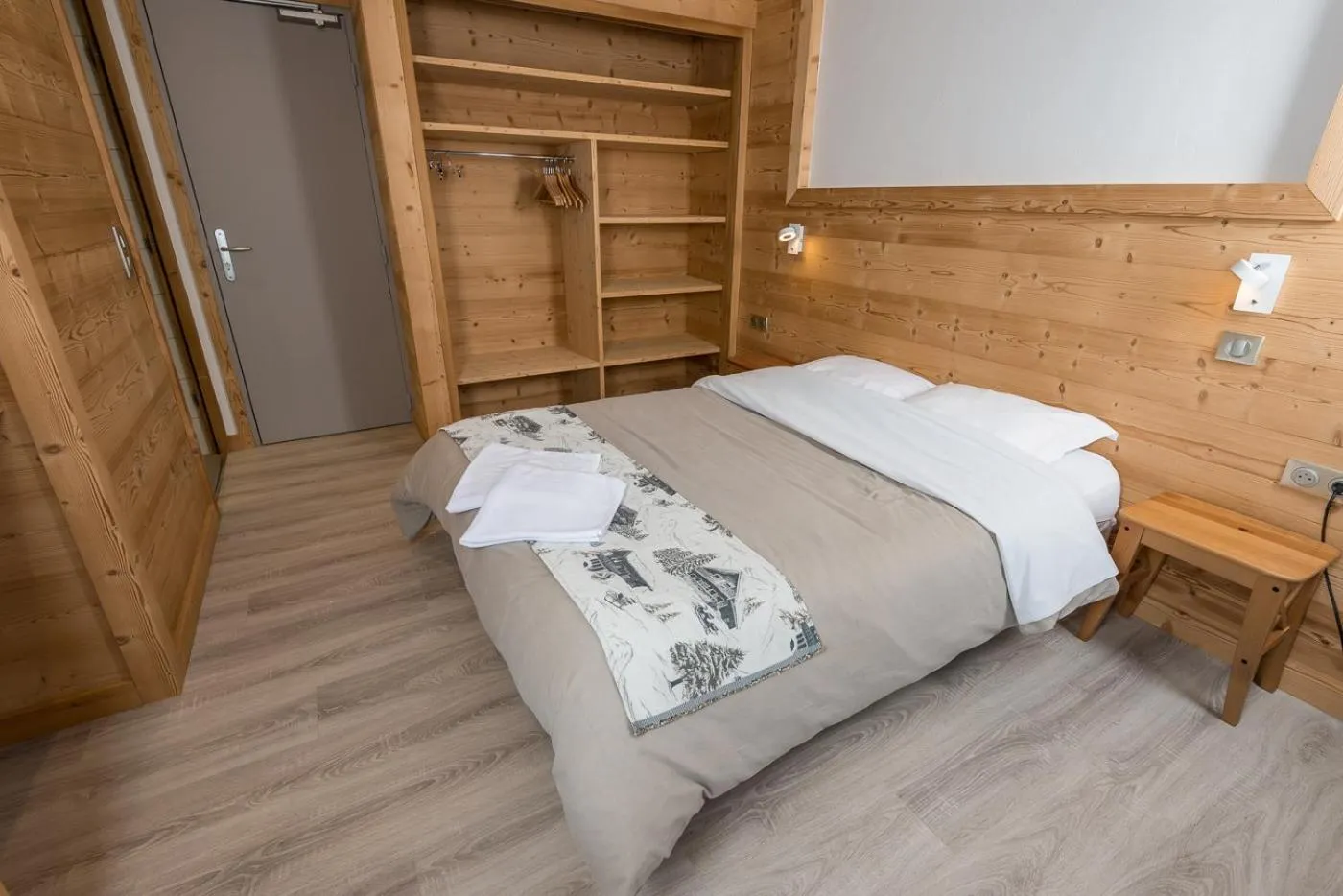 Bedroom, Bed in Hôtel Flor'Alpes