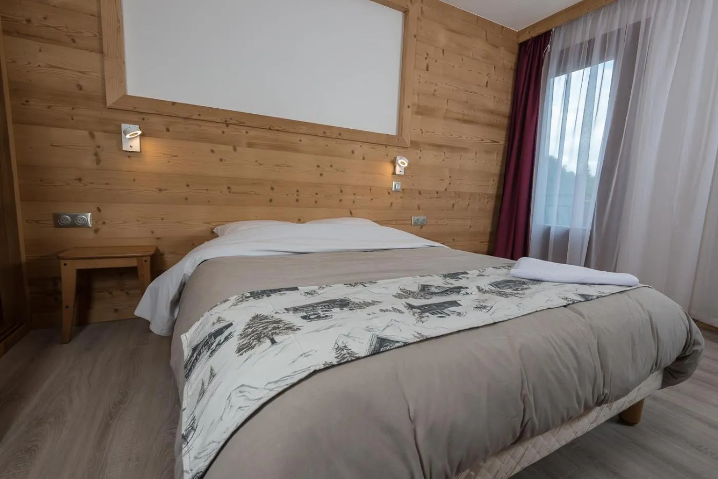 Bedroom, Bed in Hôtel Flor'Alpes