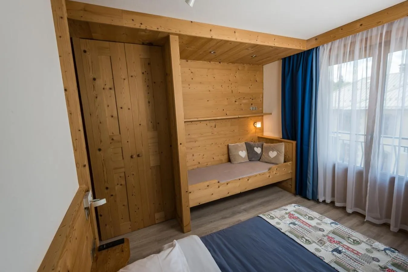 Bedroom, Bed in Hôtel Flor'Alpes
