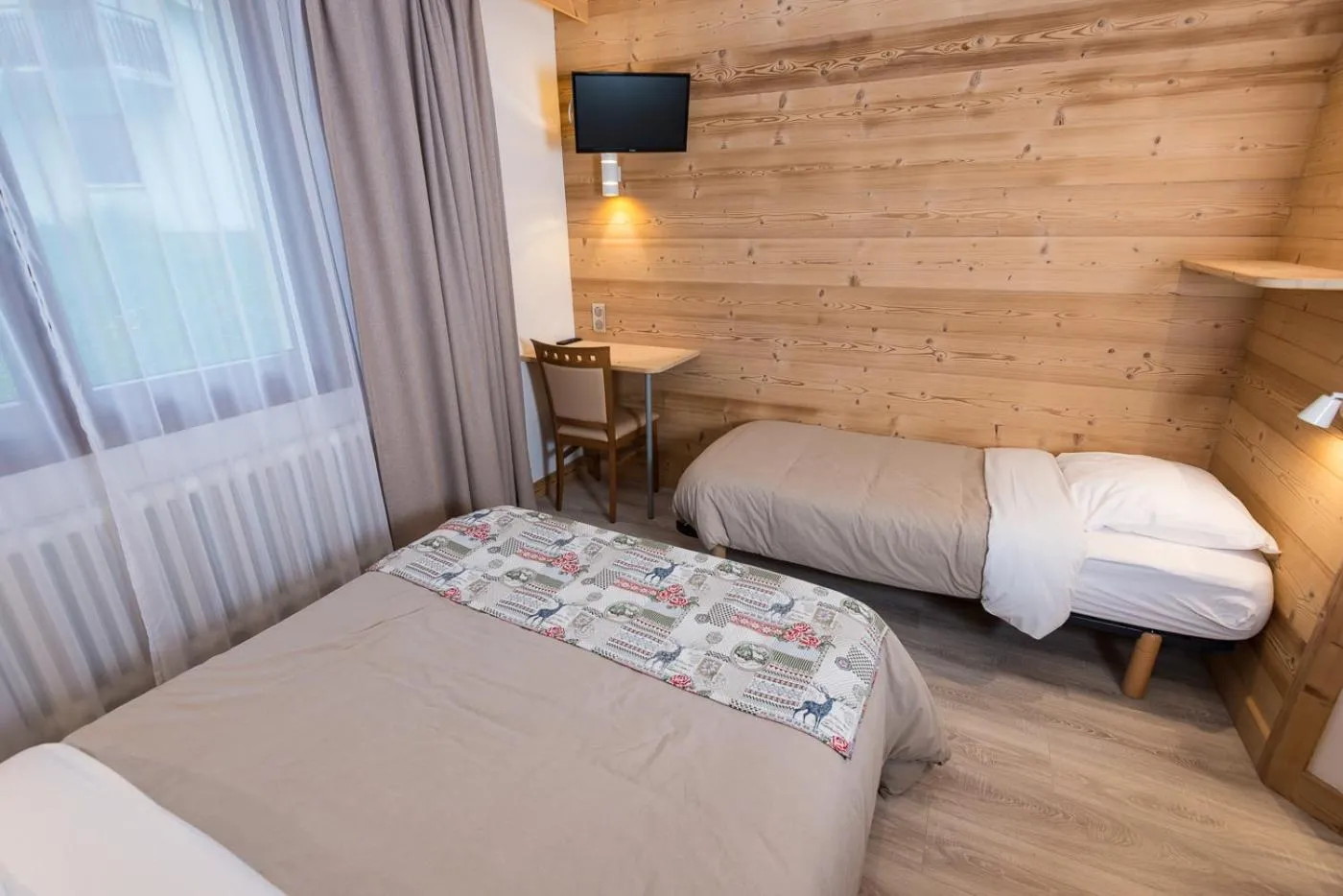 Bedroom, Bed in Hôtel Flor'Alpes