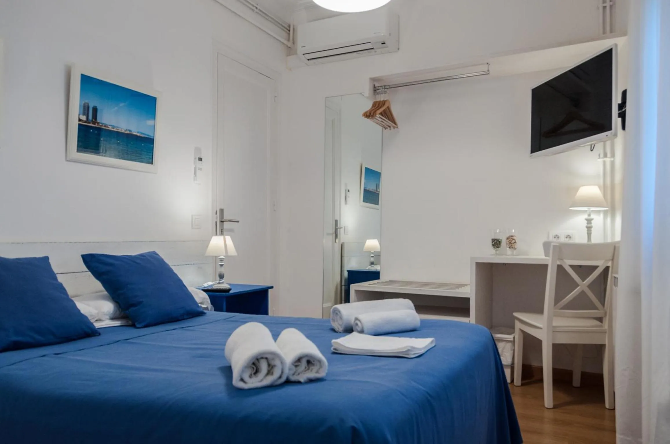 Photo of the whole room, Bed in Blue Barcelona