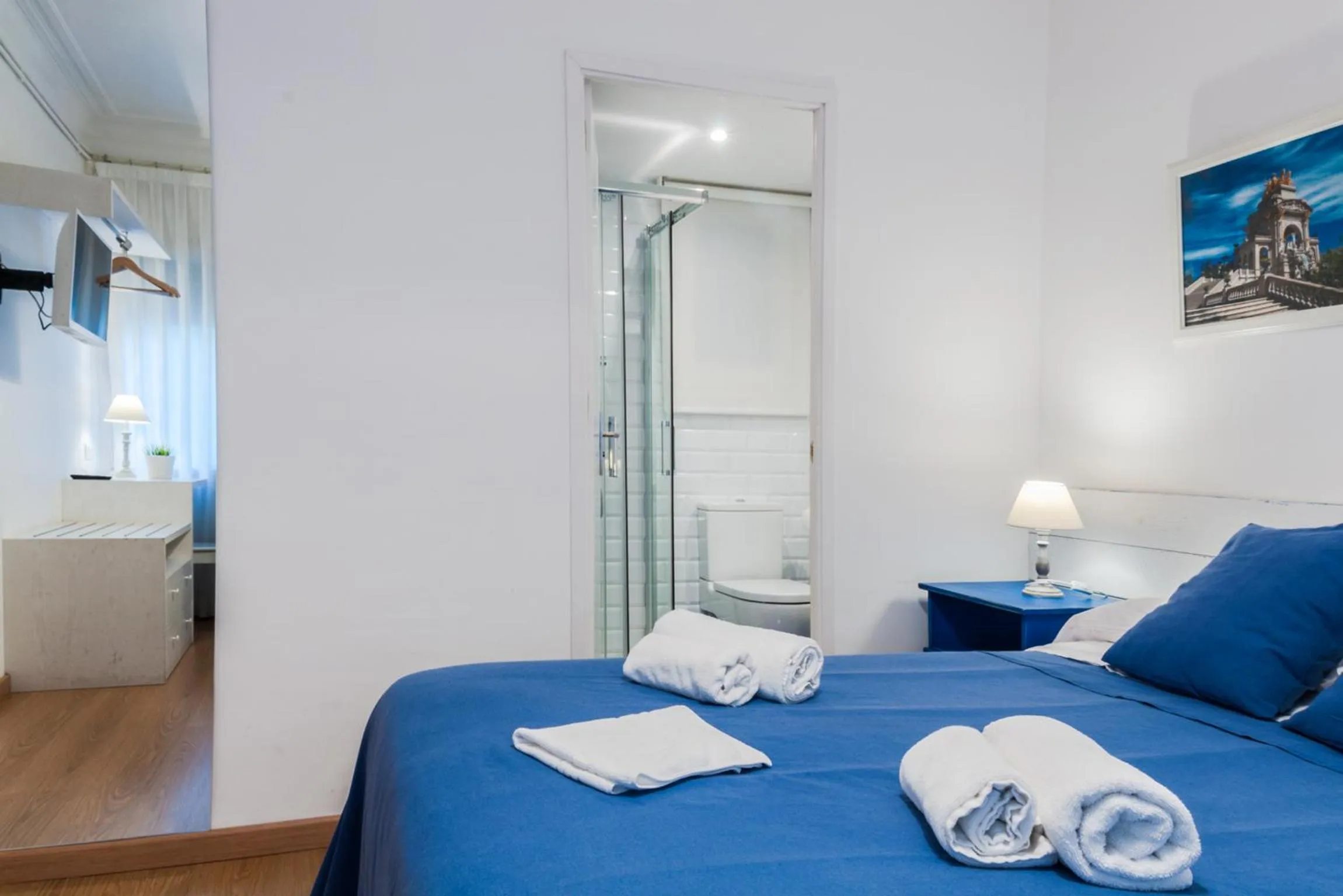 Photo of the whole room, Bed in Blue Barcelona