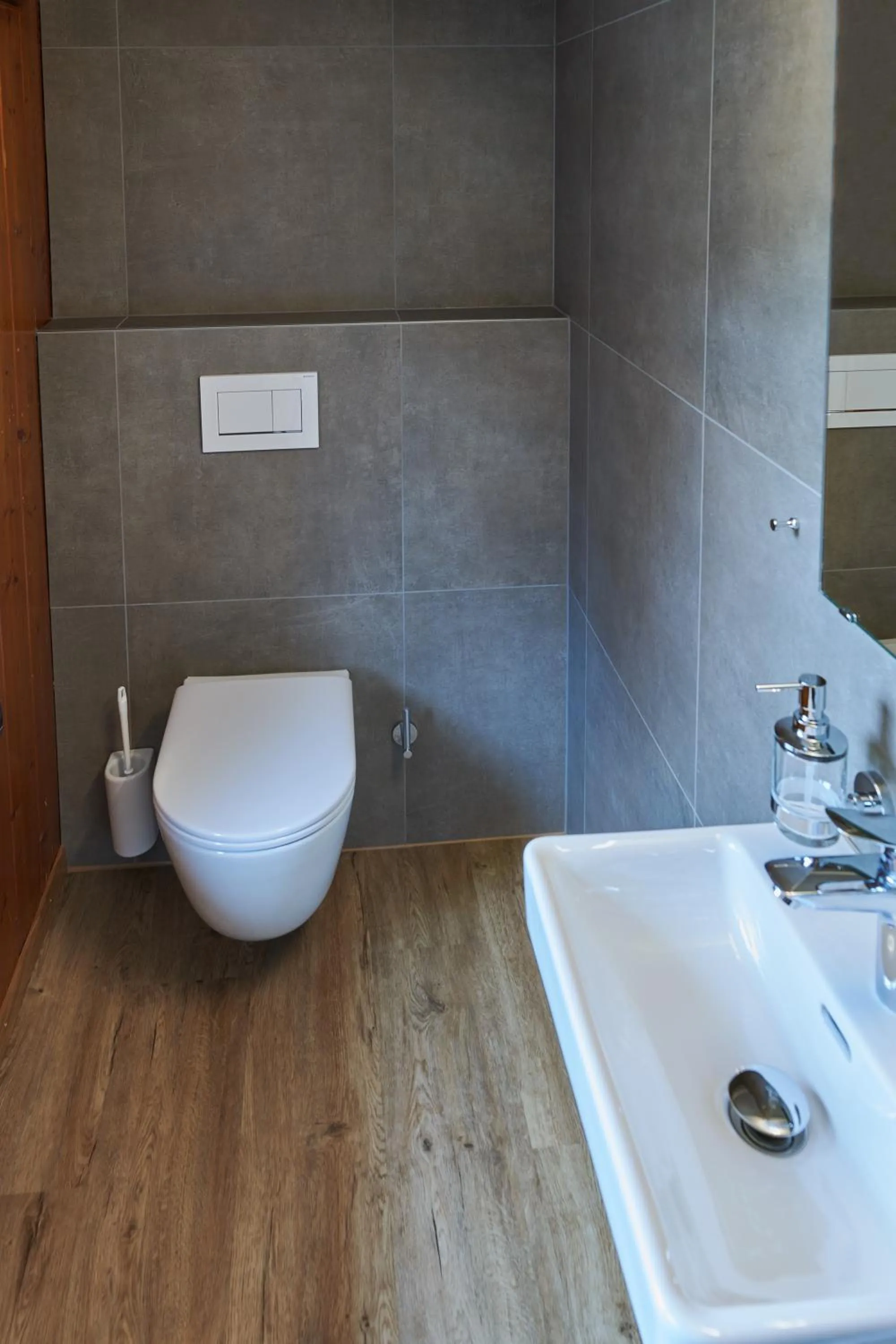 Toilet in Hotel Jäger Jeuss - Murten - Self-Check-in