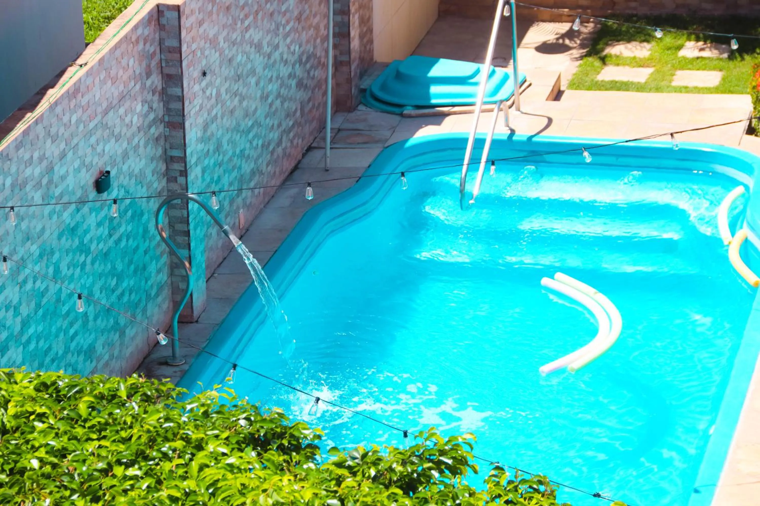 Swimming pool in Pousada Badejo