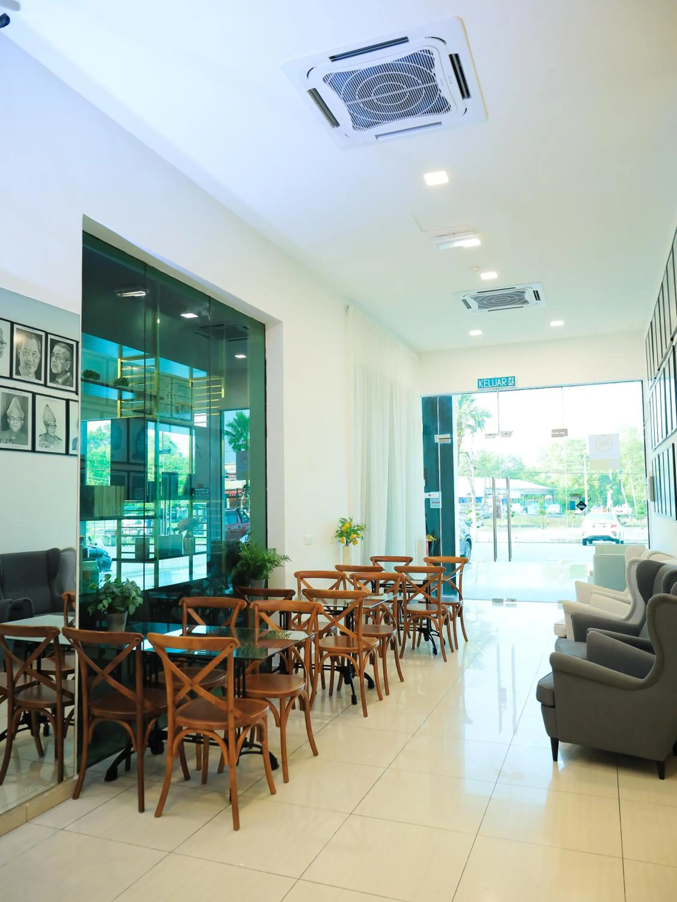 Communal lounge/ TV room in BIG TREE HOTEL