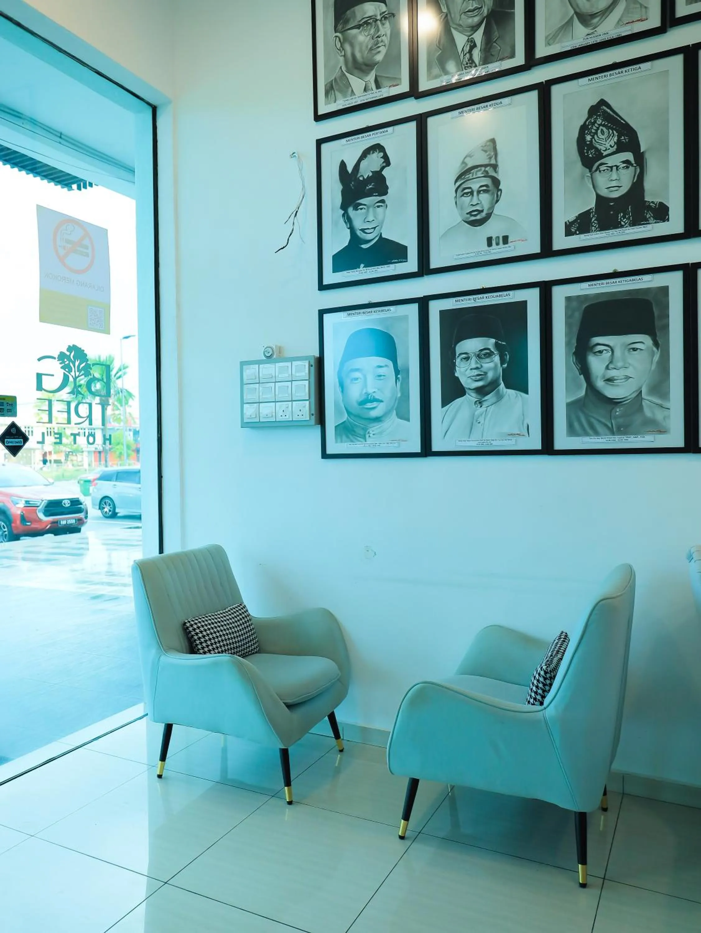 Communal lounge/ TV room in BIG TREE HOTEL