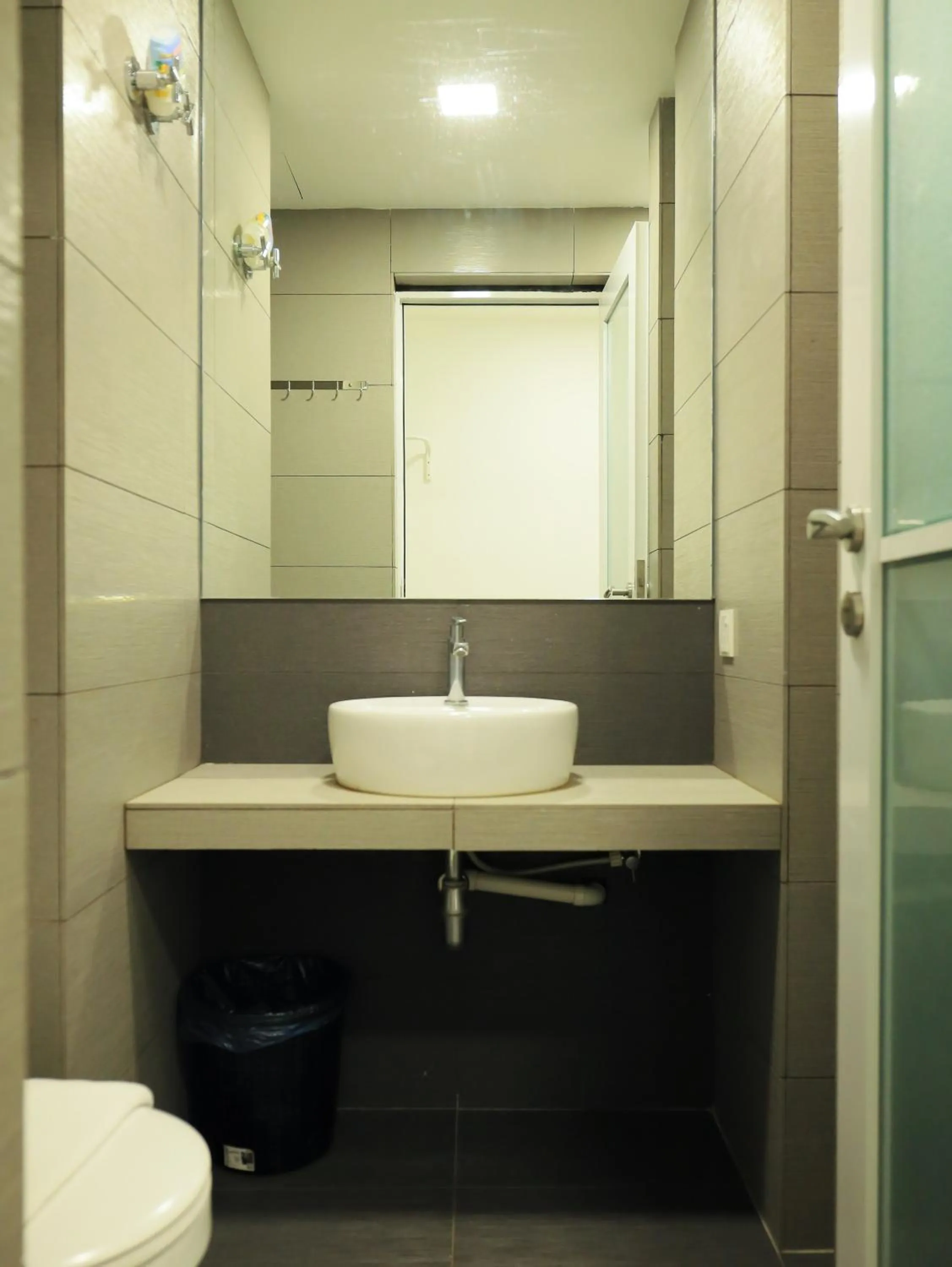 Shower in BIG TREE HOTEL