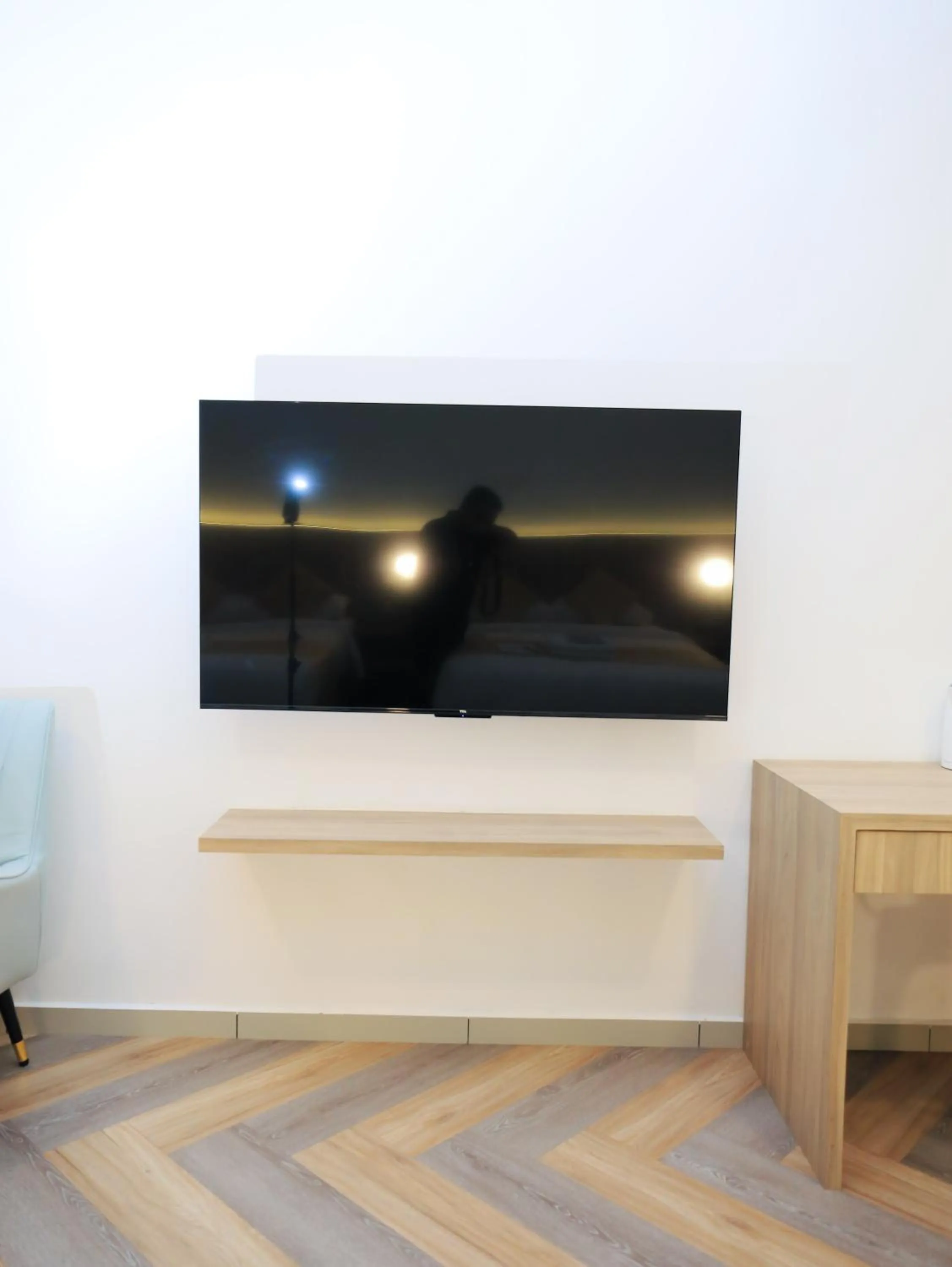 Communal lounge/ TV room in BIG TREE HOTEL