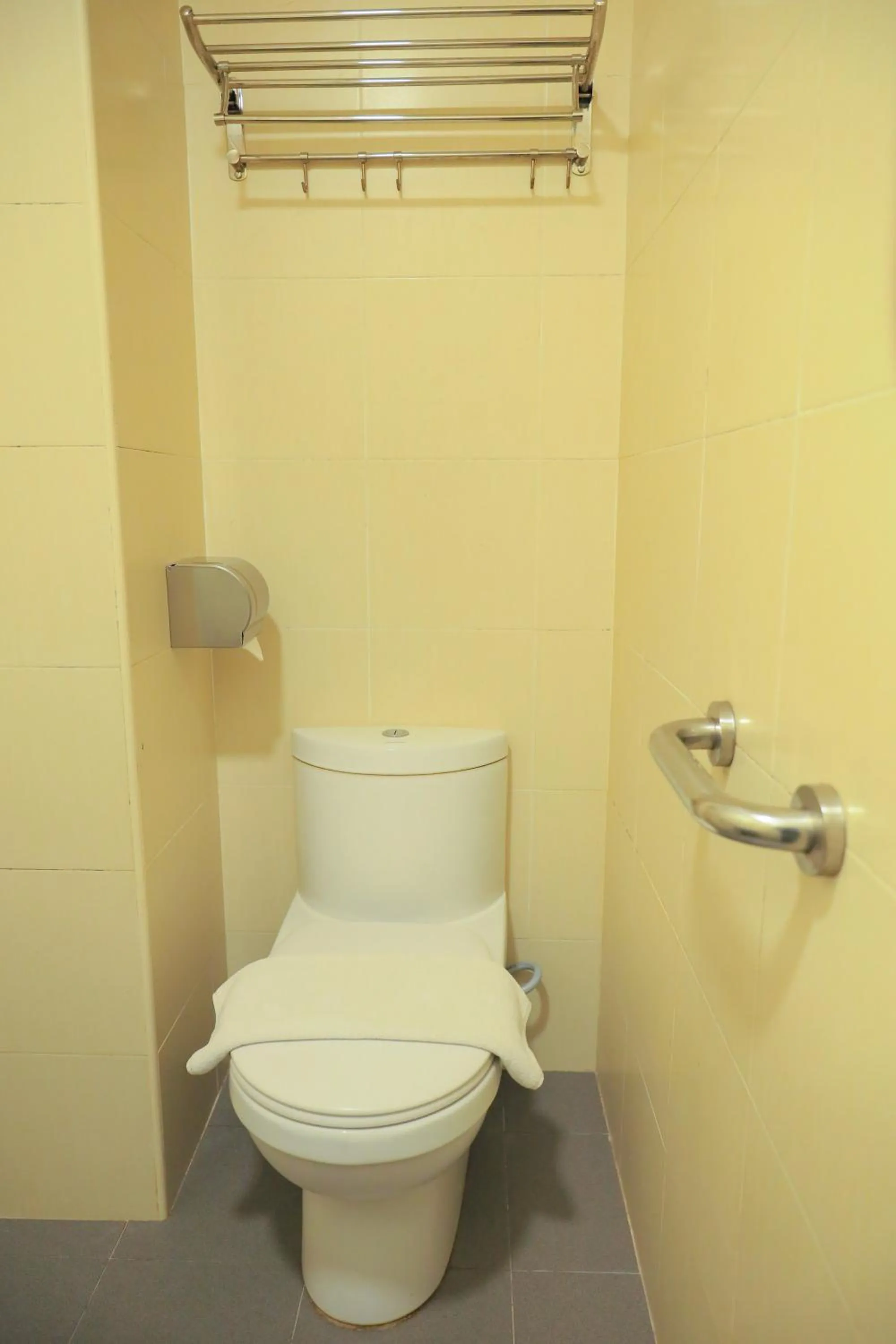 Toilet in BIG TREE HOTEL