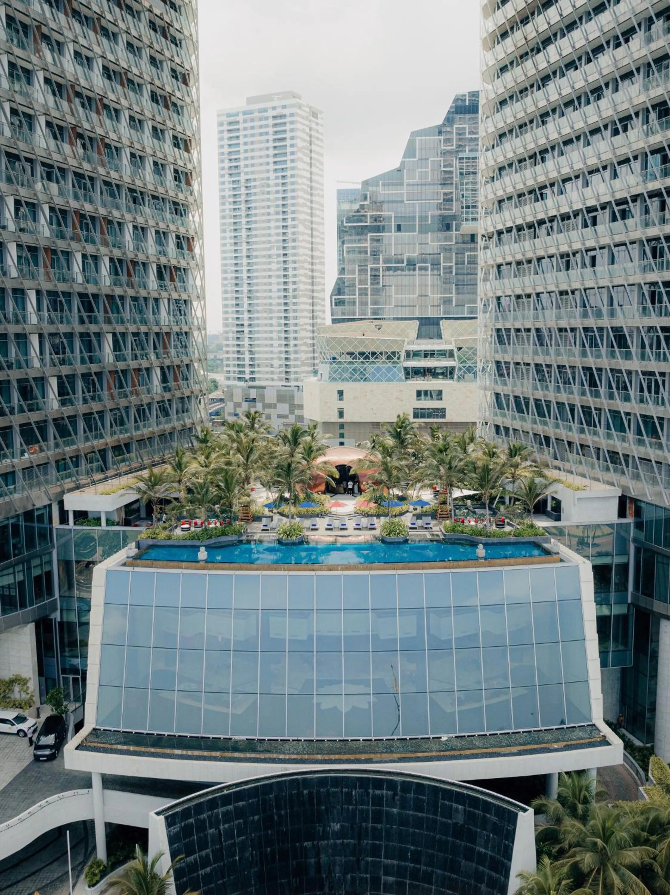 Swimming pool in ITC Ratnadipa, a Luxury Collection Hotel, Colombo