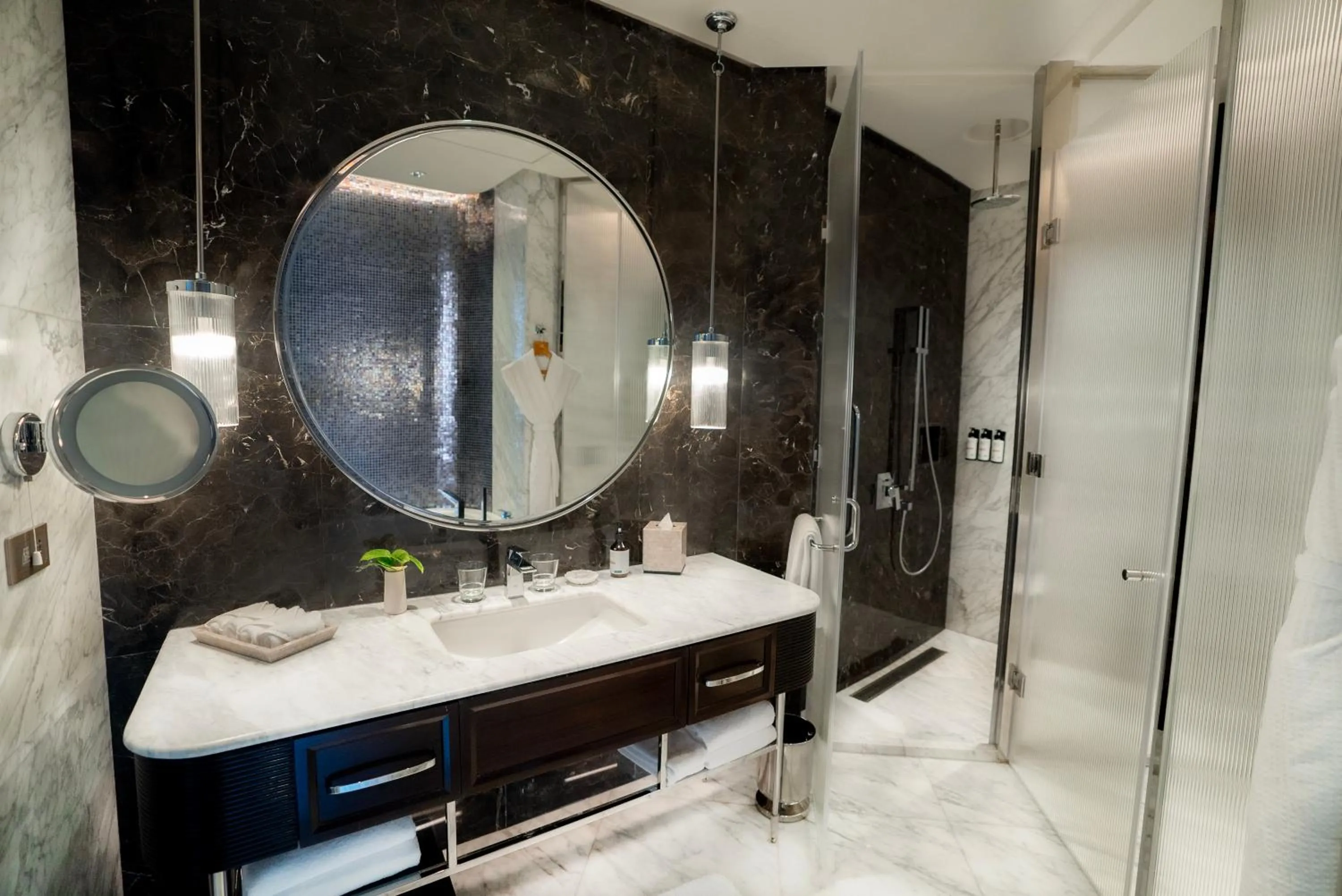 Shower in ITC Ratnadipa, a Luxury Collection Hotel, Colombo