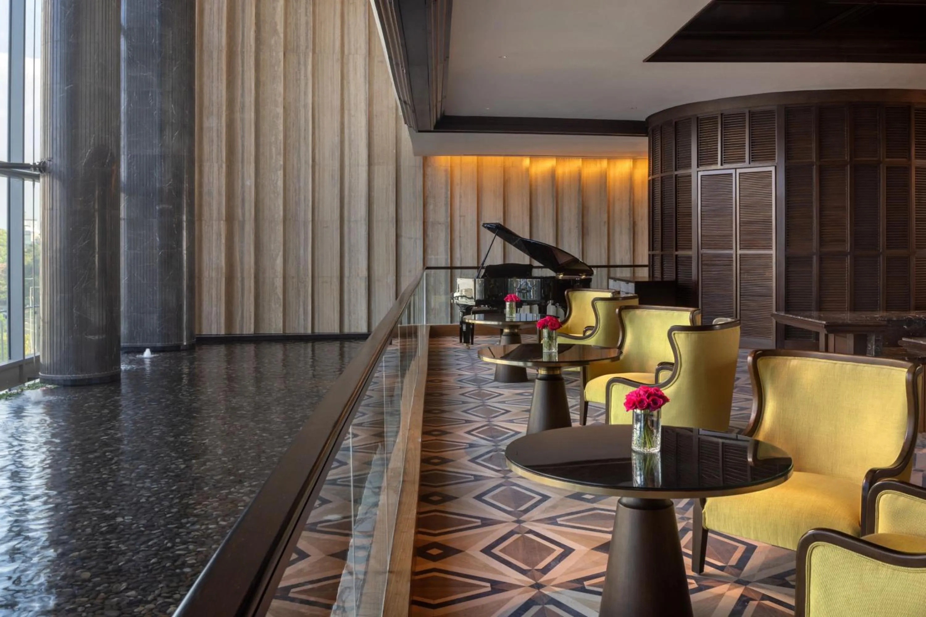 Lounge or bar in ITC Ratnadipa, a Luxury Collection Hotel, Colombo