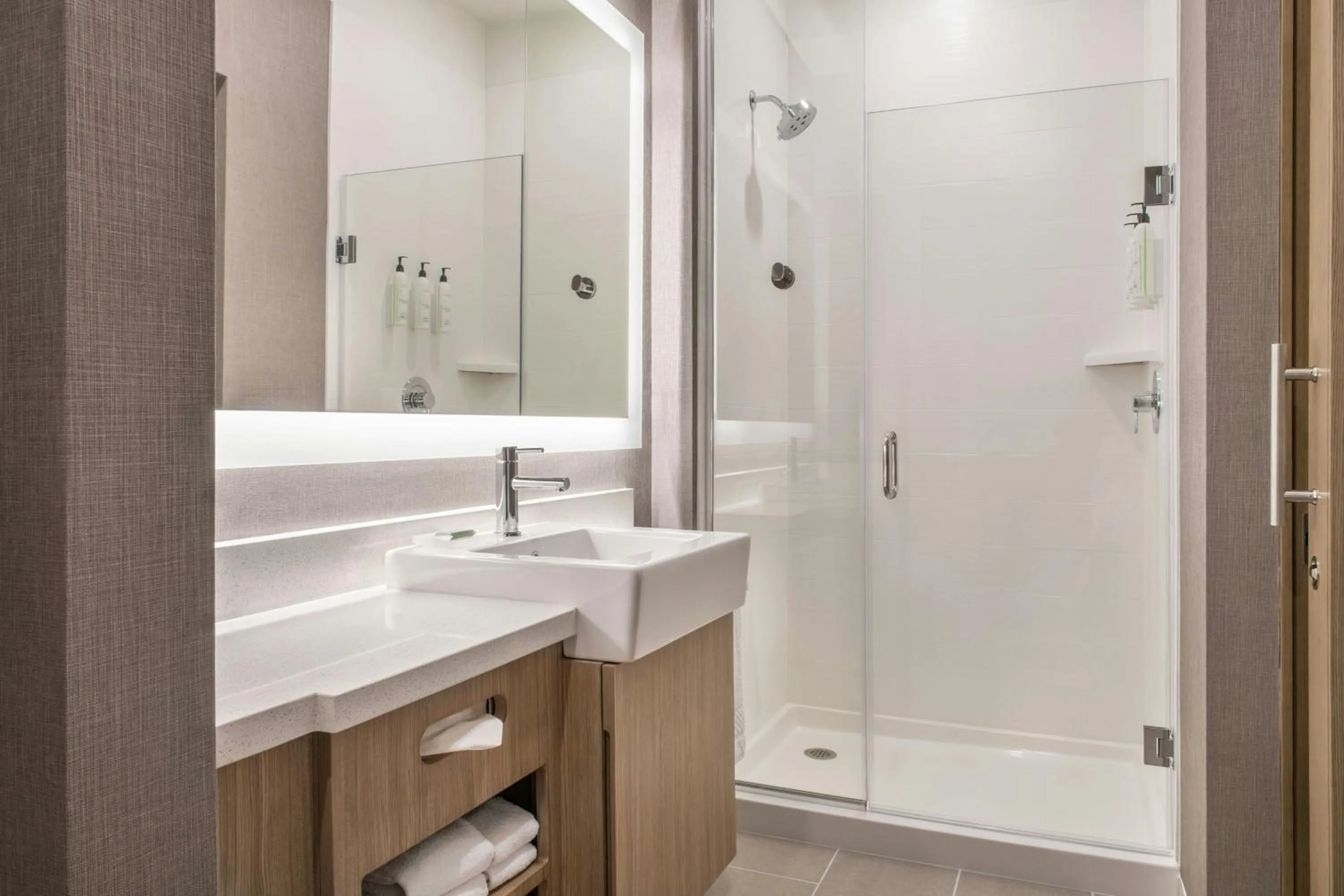 Bathroom in SpringHill Suites by Marriott Phoenix West/Avondale