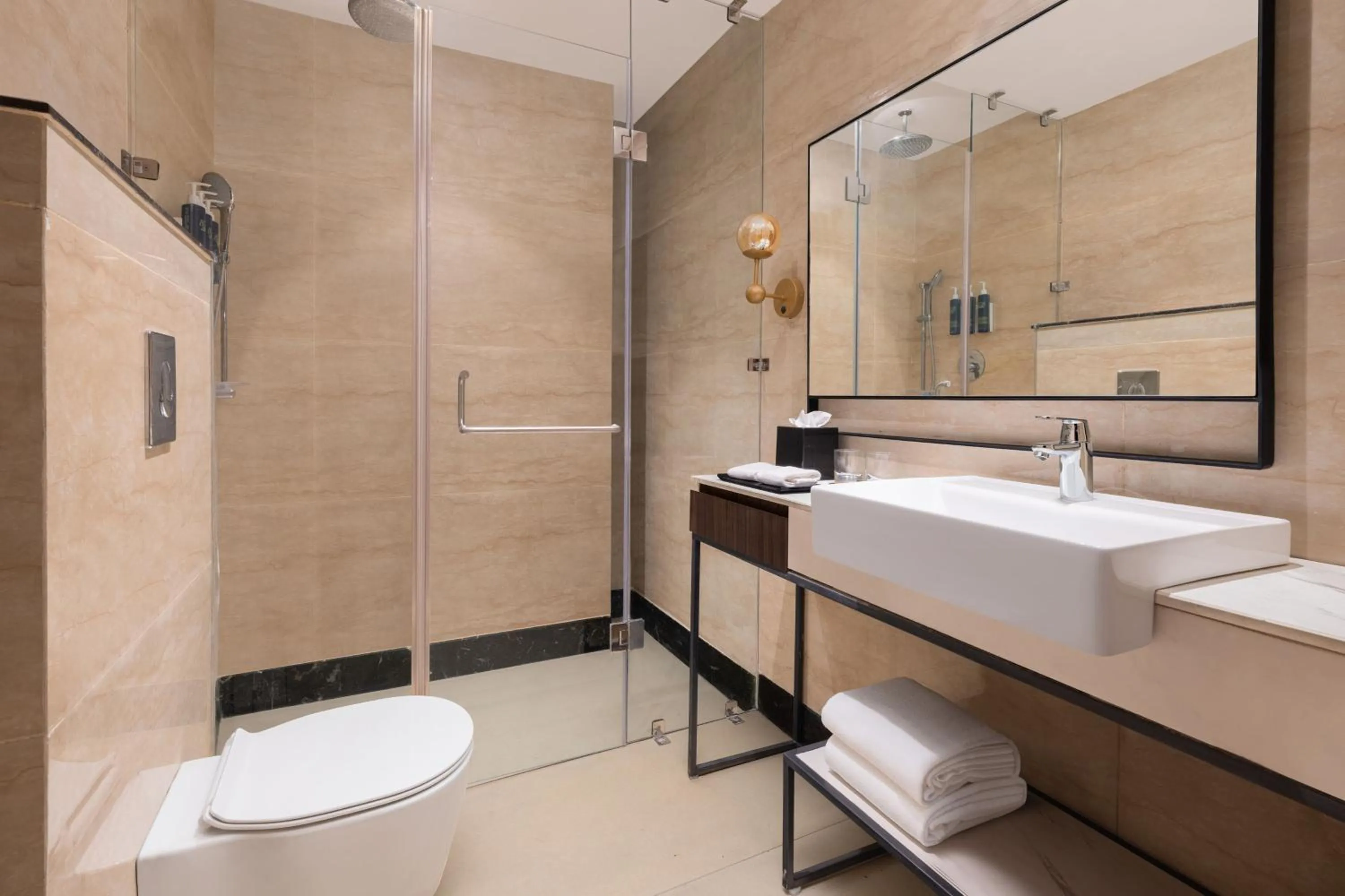 Photo of the whole room in Four Points by Sheraton Sonmarg Resort