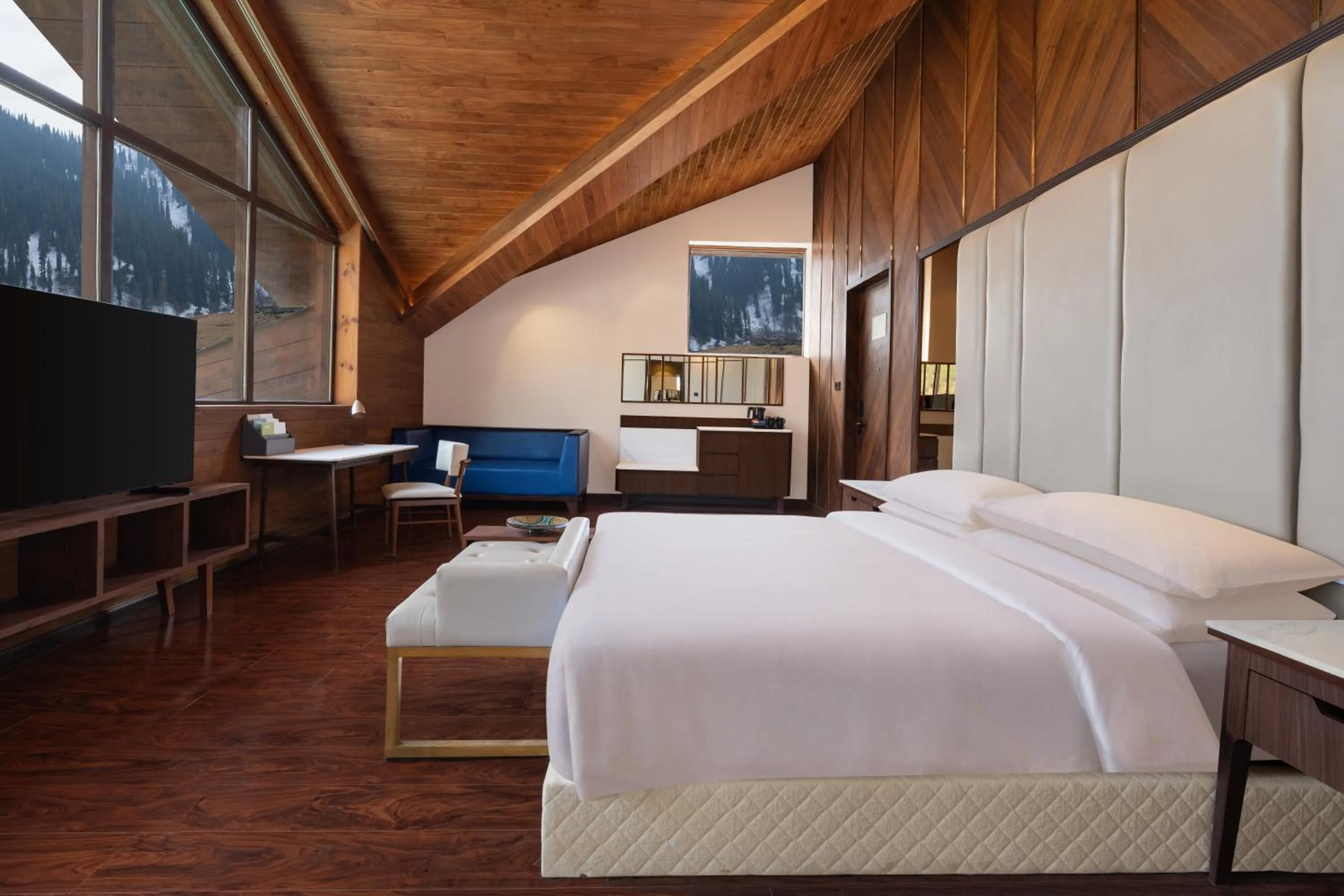 Bed in Four Points by Sheraton Sonmarg Resort