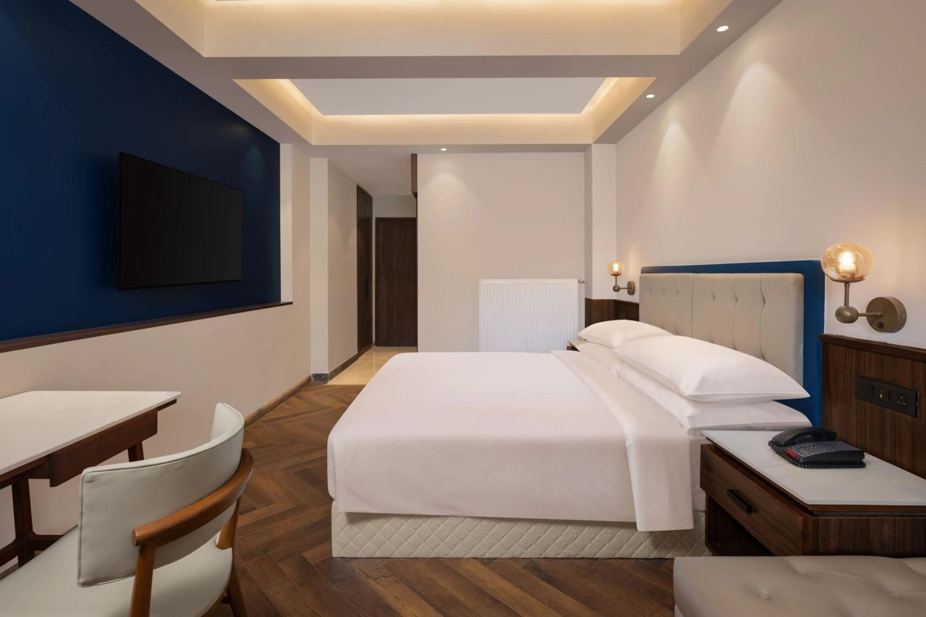 Photo of the whole room, Bed in Four Points by Sheraton Sonmarg Resort