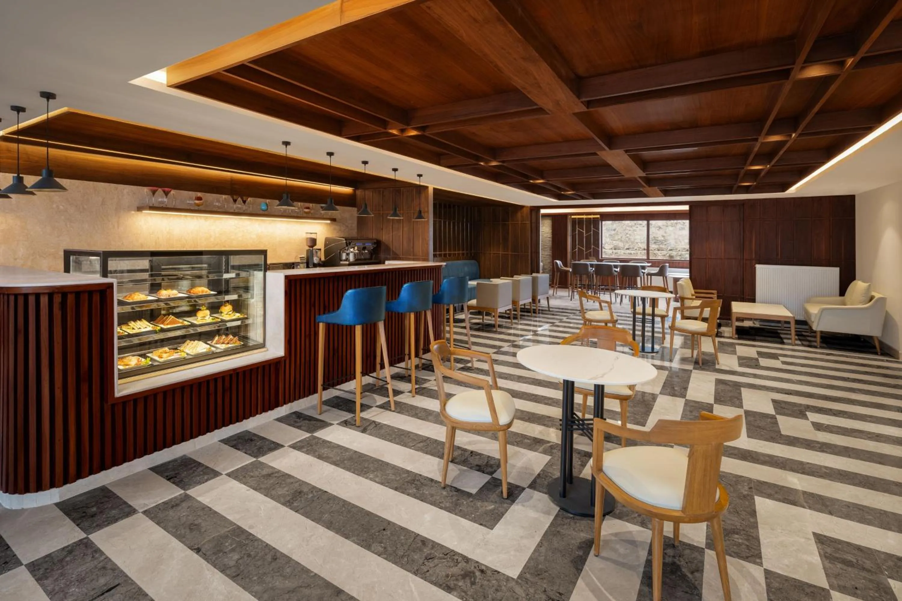 Lounge or bar in Four Points by Sheraton Sonmarg Resort