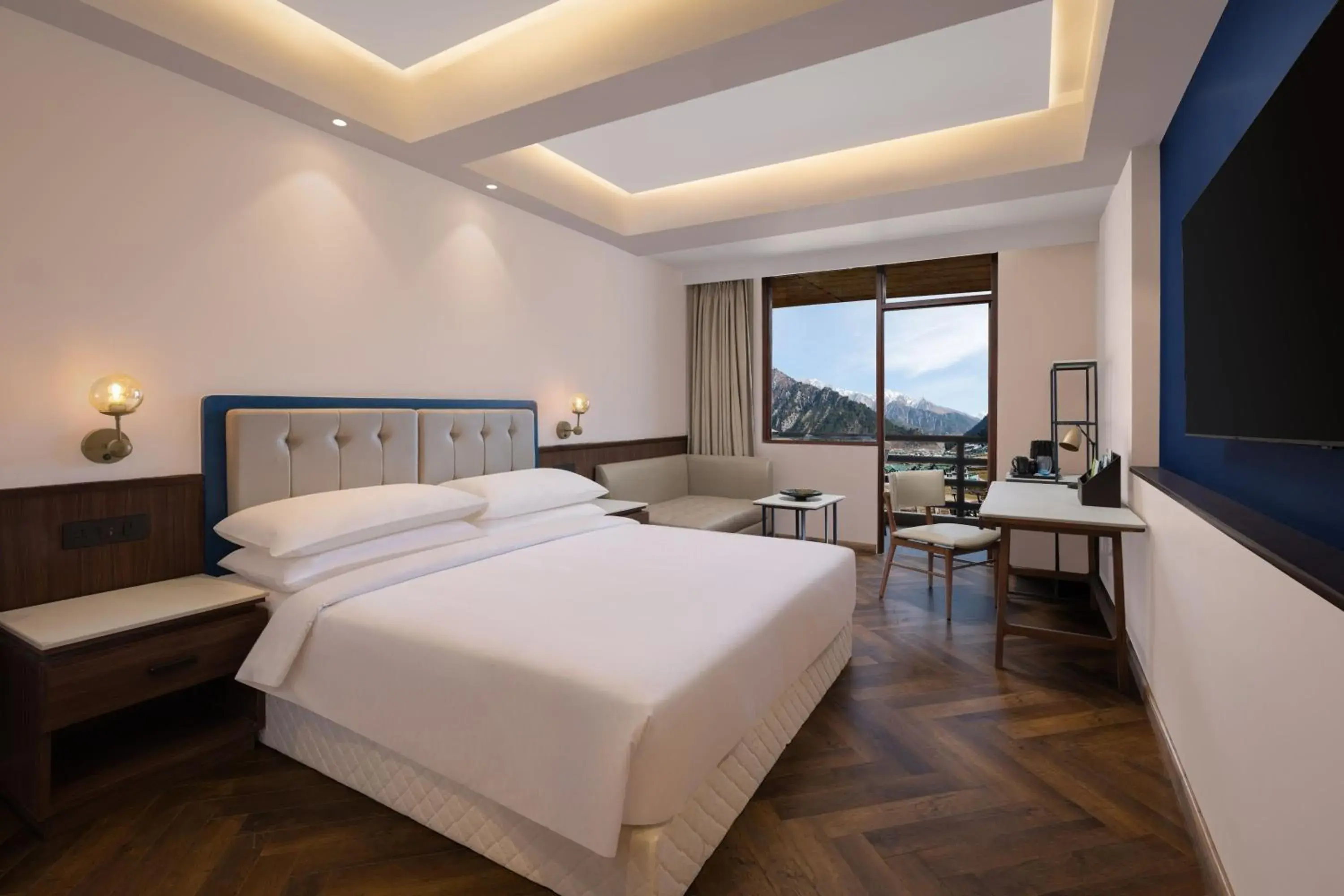 Traditional King Room with Balcony - Mountain View in Four Points by Sheraton Sonmarg Resort Traditional King Room with Balcony - Mountain View in Four Points by Sheraton Sonmarg Resort