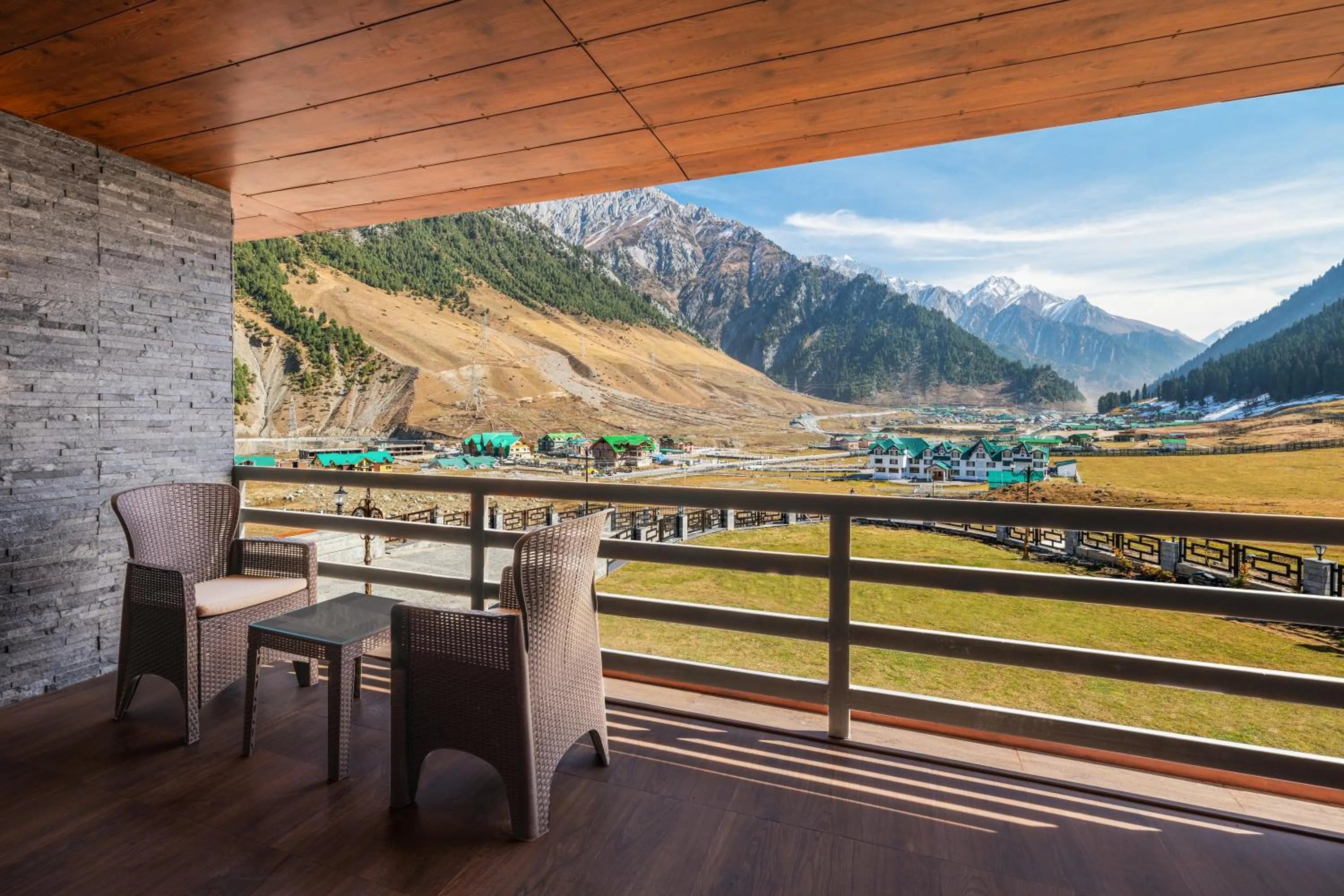 Deluxe Twin Room with Two Twin Beds and Balcony - Mountain View in Four Points by Sheraton Sonmarg Resort