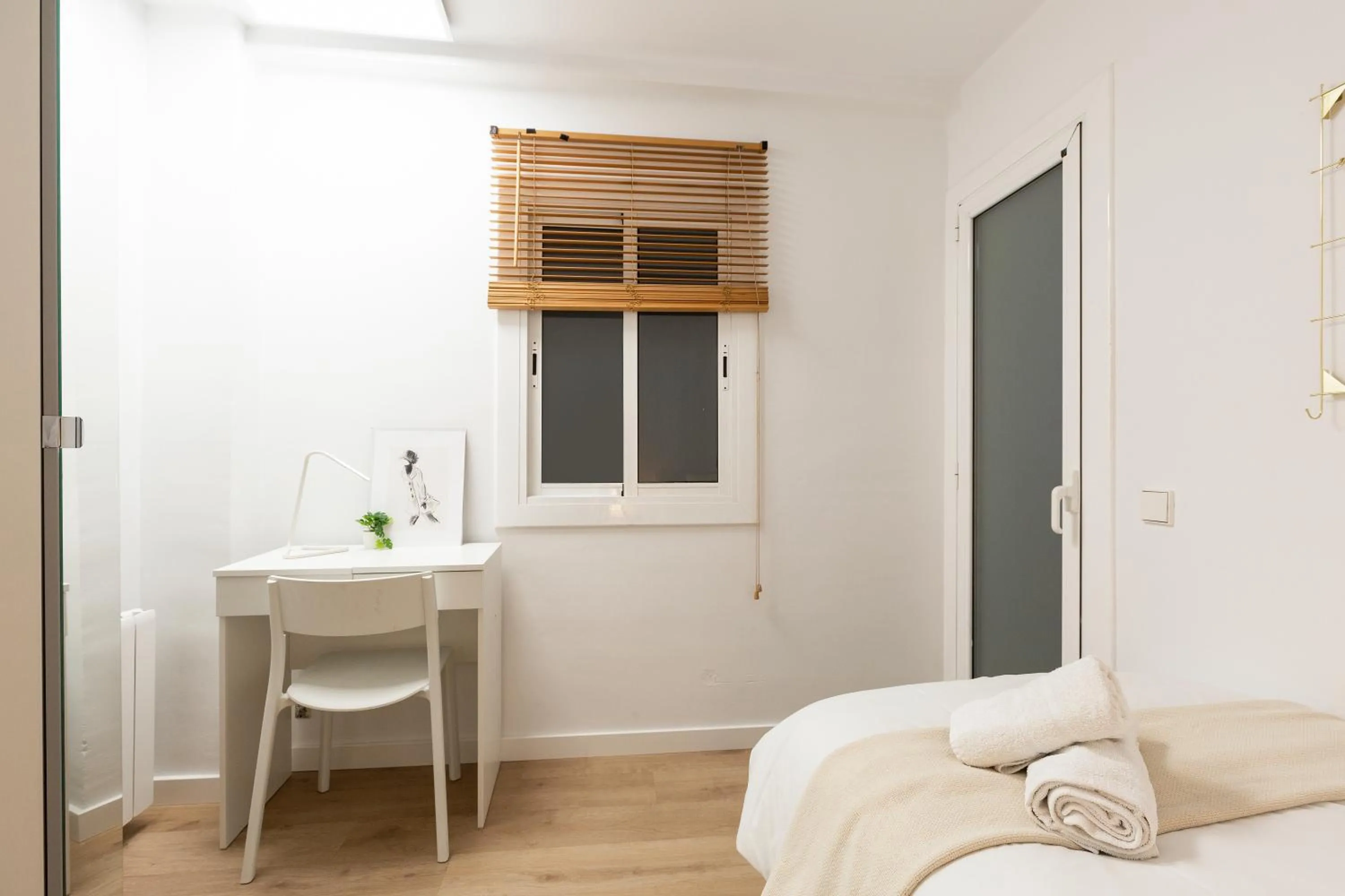 Photo of the whole room, Bed in Suites Barcelona Park Güell