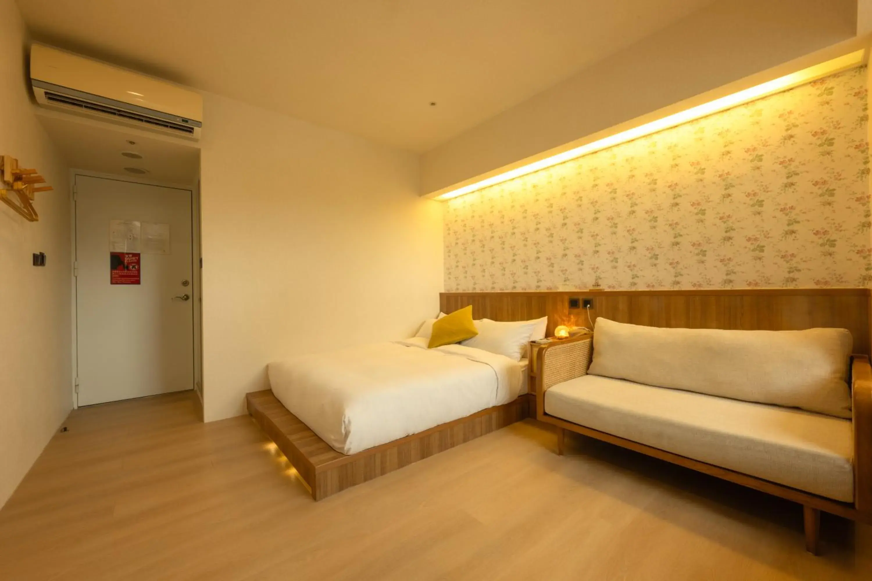 Bed in Cat Tail Pocket Inn Bed in Cat Tail Pocket Inn