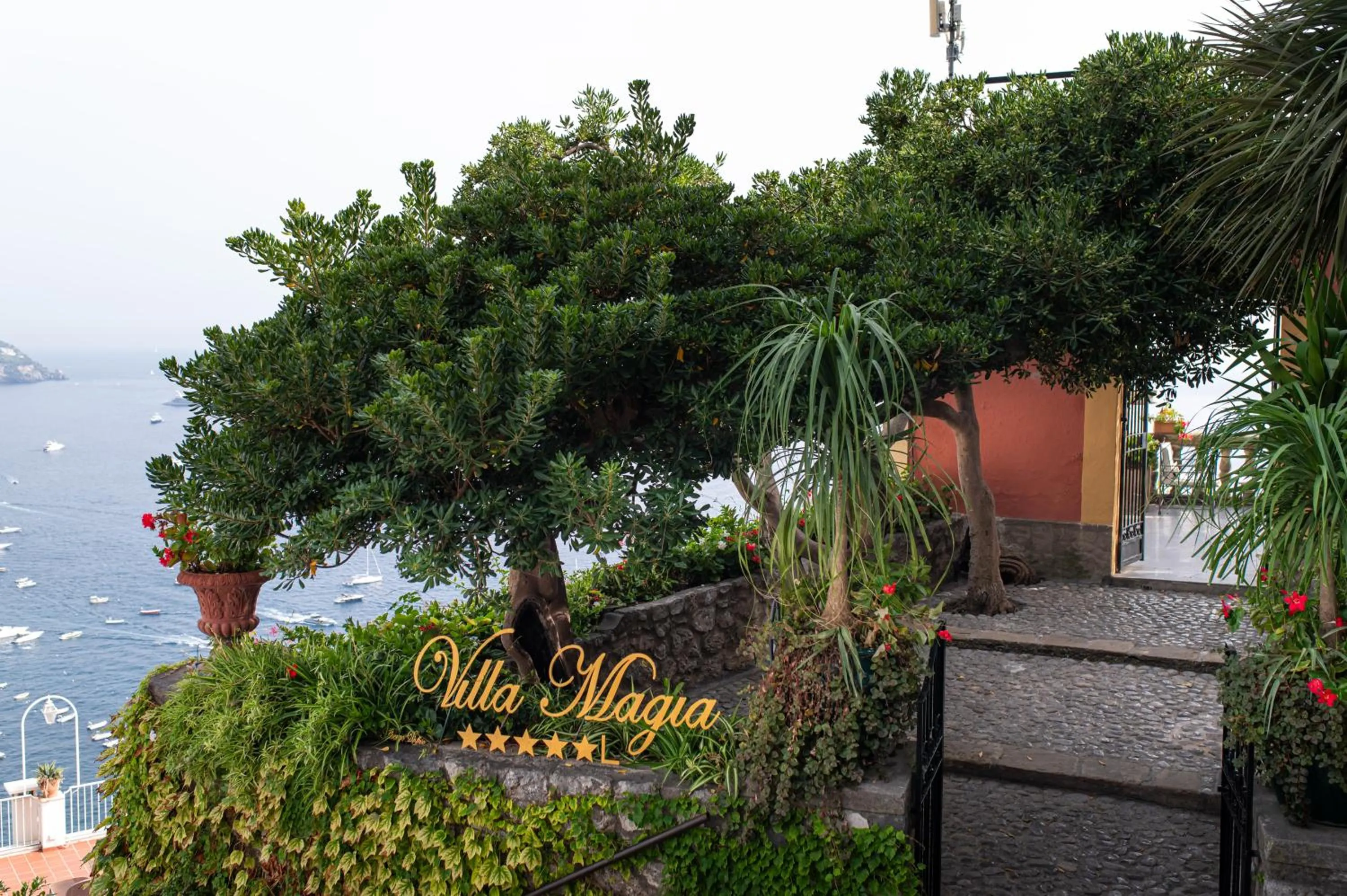 Facade/entrance in Villa Magia