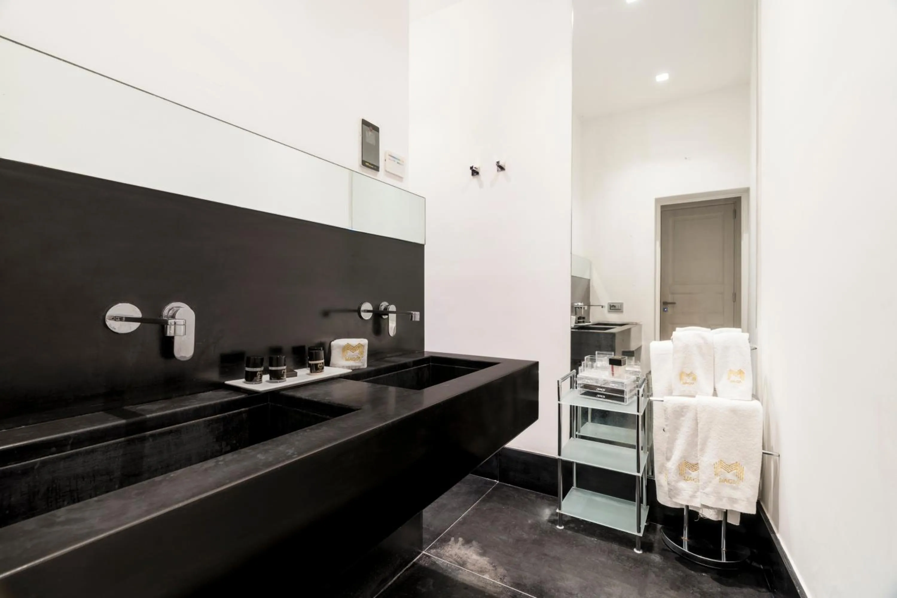 Bathroom, Bed in Villa Magia