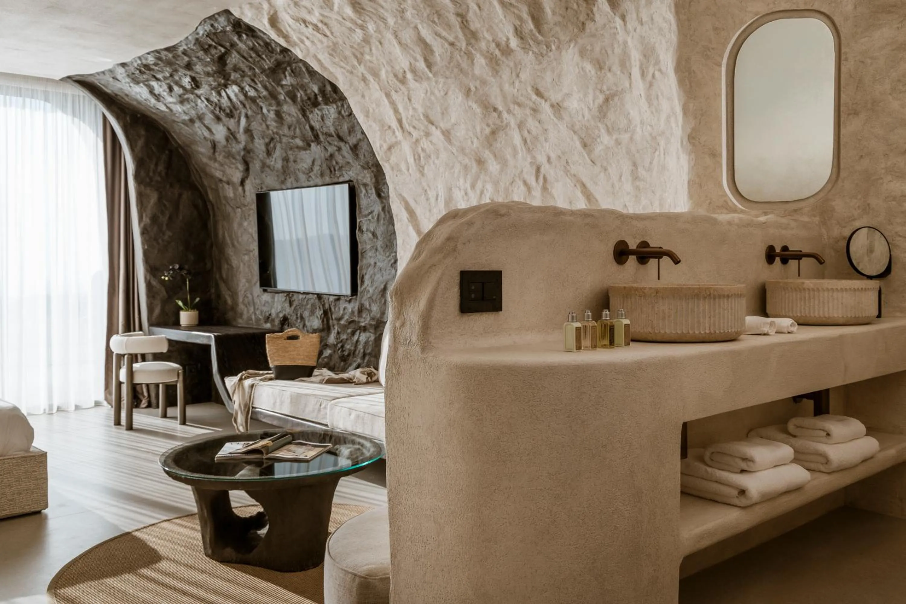 TV and multimedia in One of One Hotel