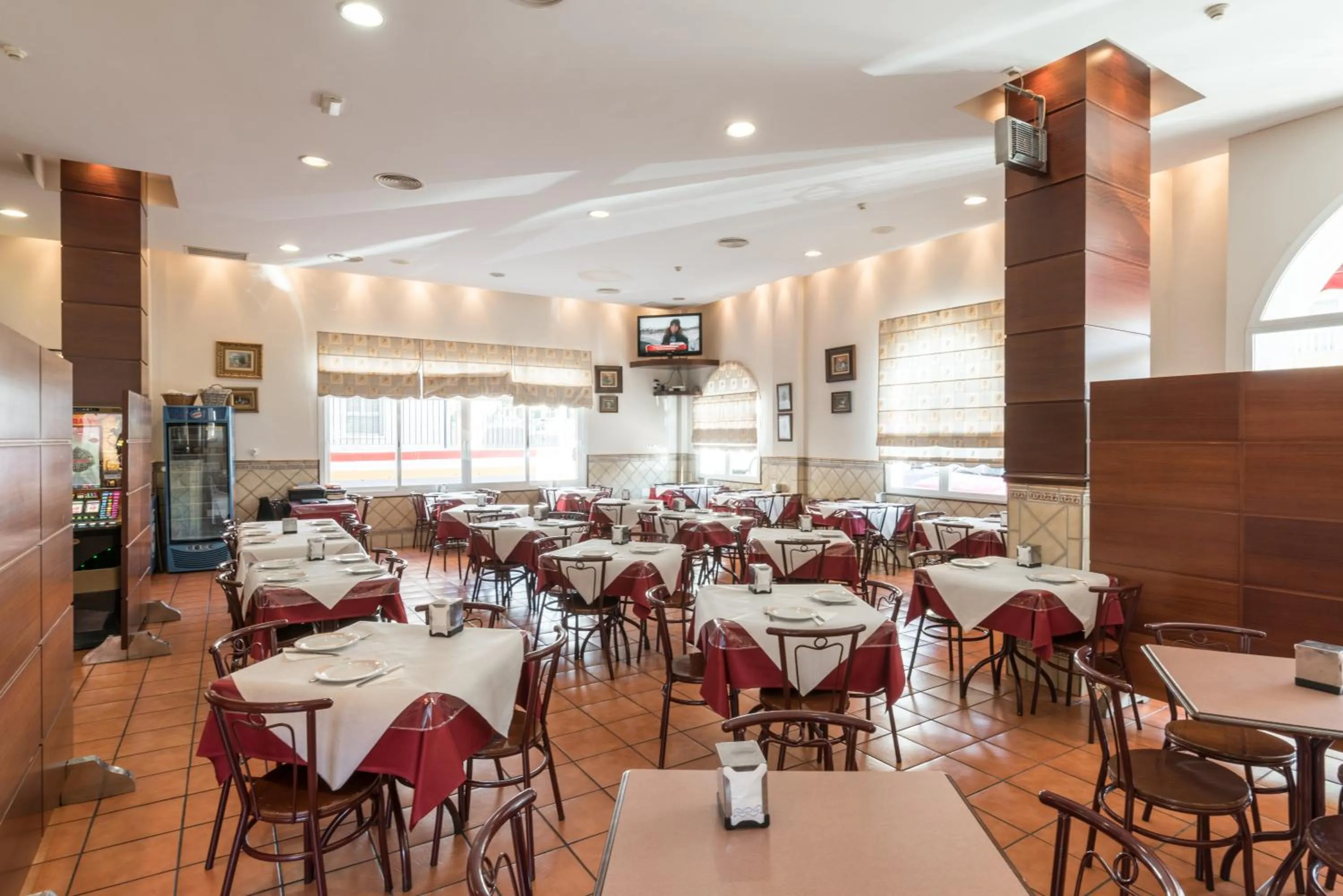 Restaurant/places to eat in Hotel Romerito