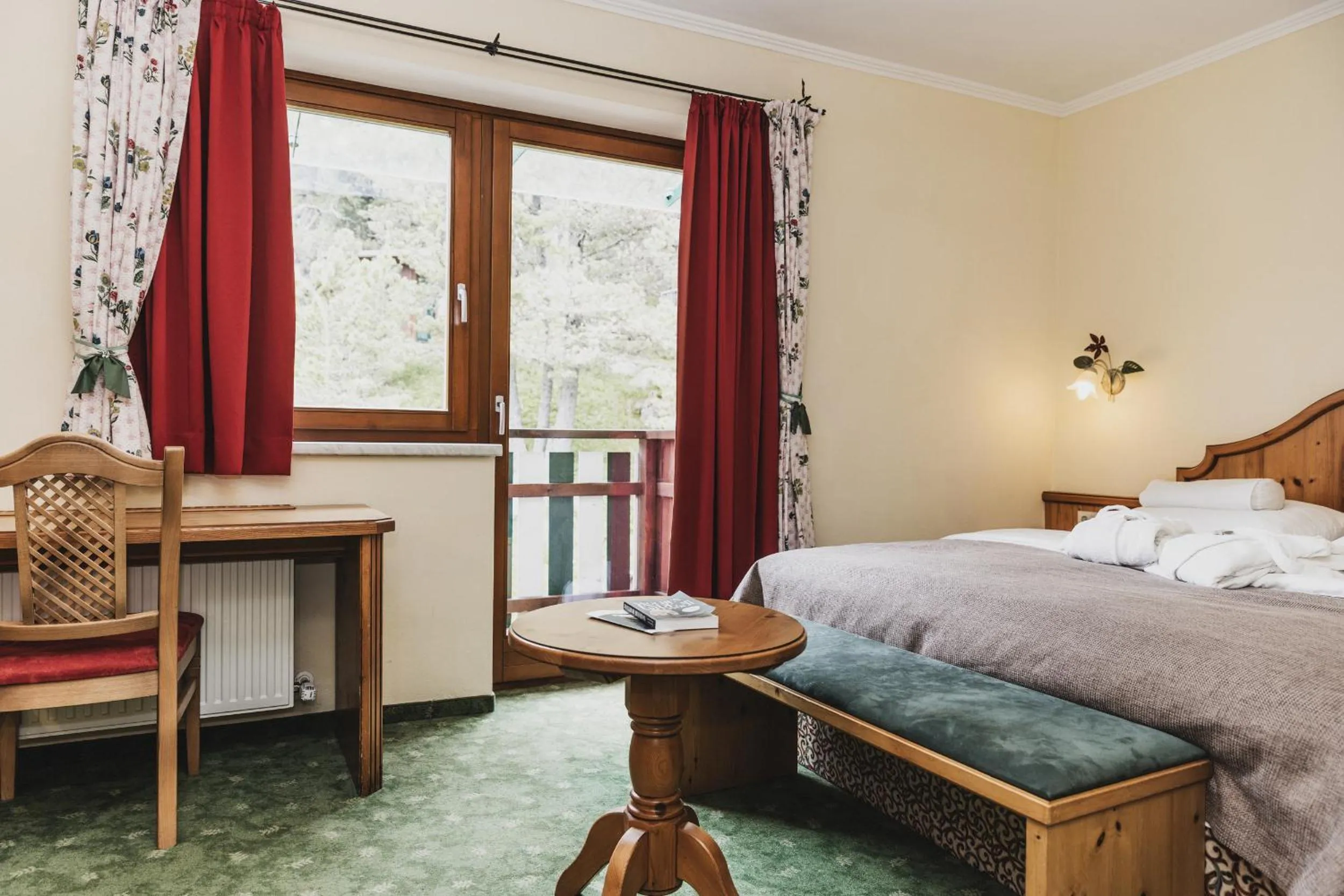 Seating area, Bed in Seehotel Jägerwirt