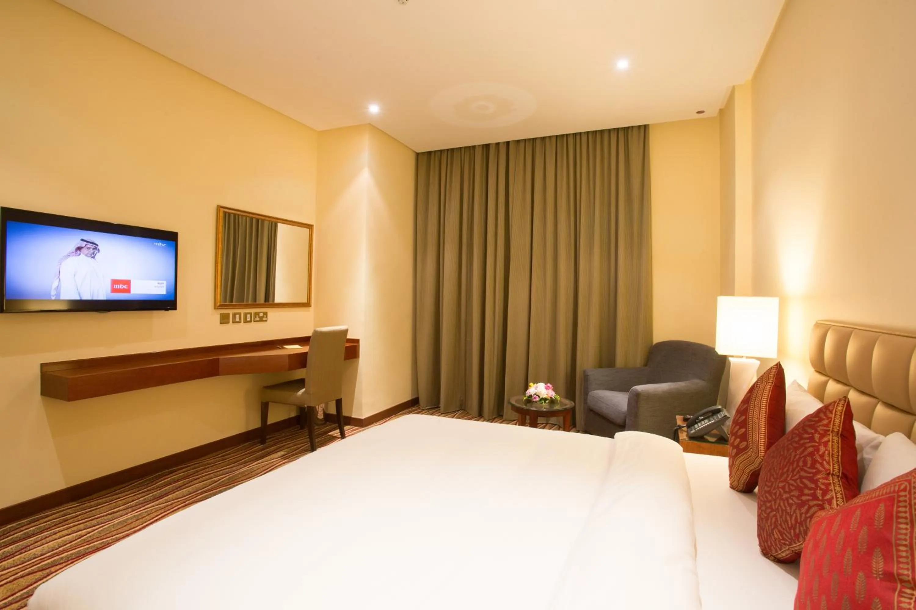 Bed, TV/Entertainment Center in Dalal City Hotel