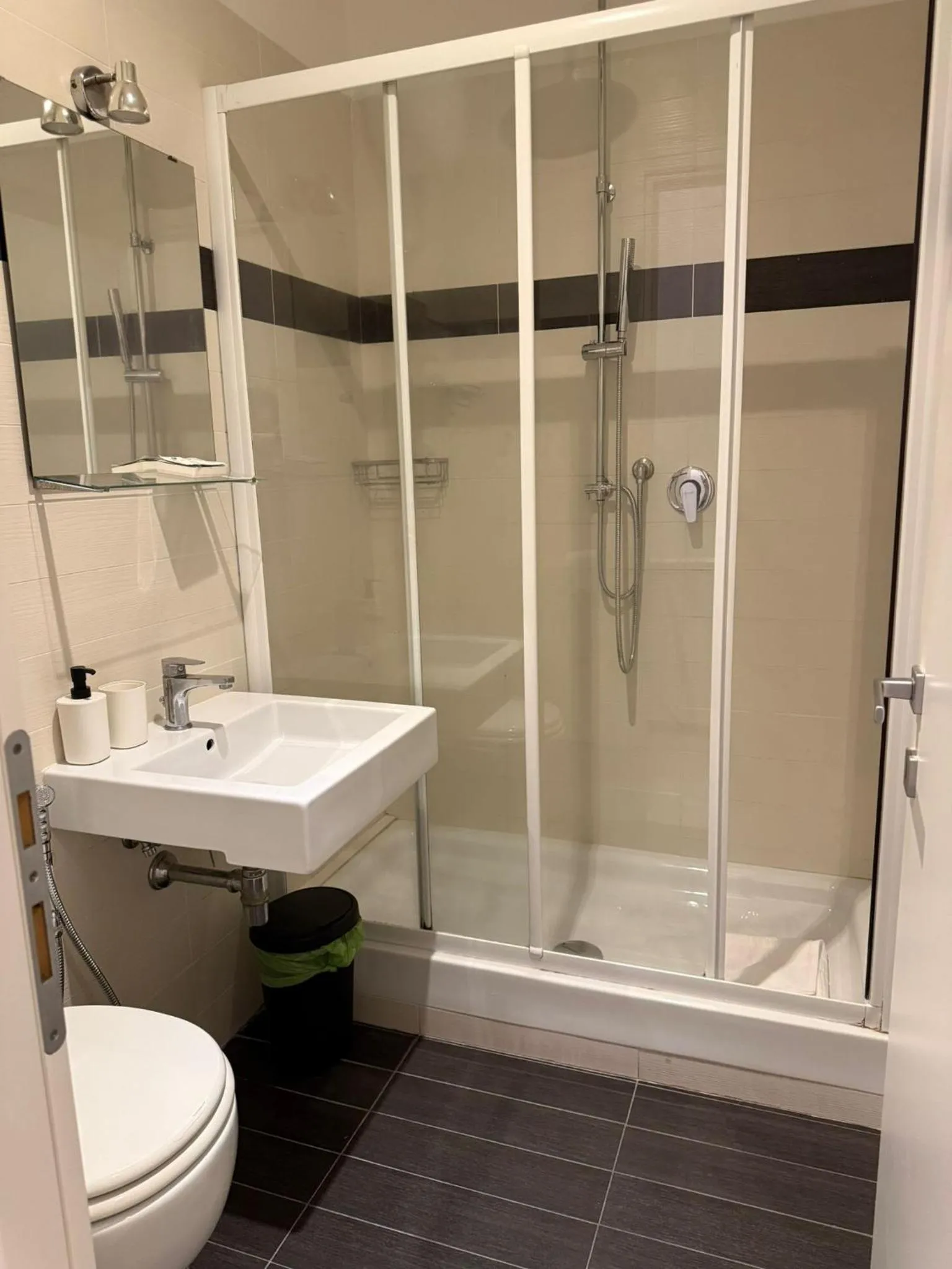 Shower in Relais Merulana Guest House