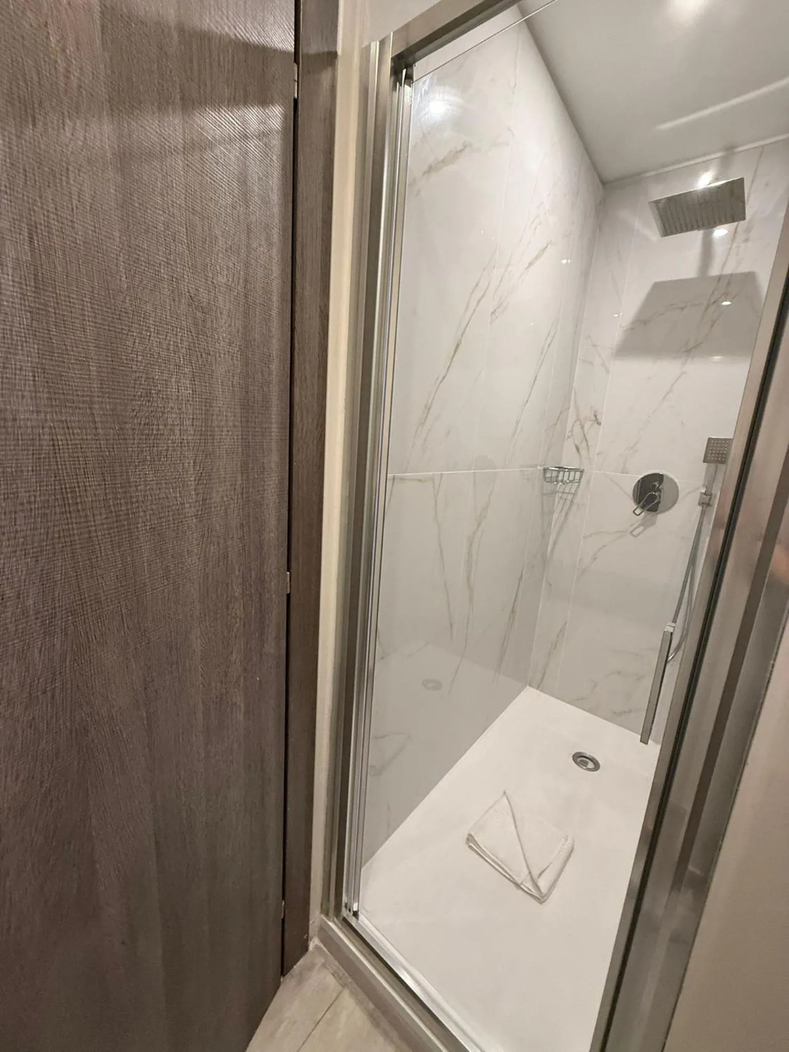 Shower in Relais Merulana Guest House