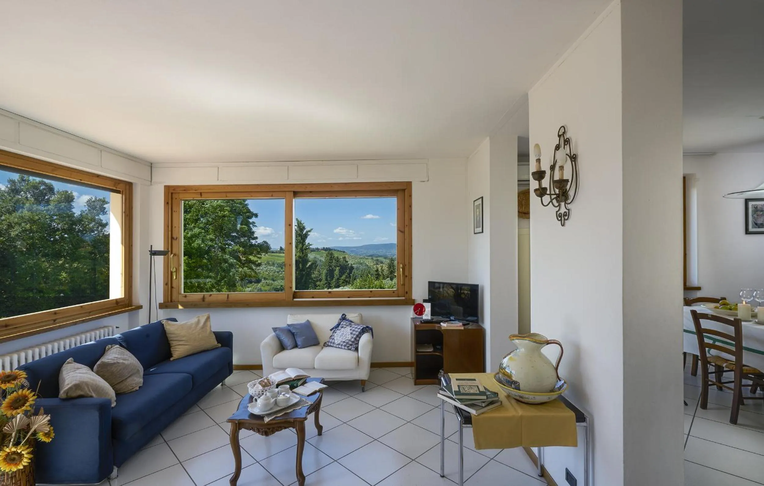 Library in Villa Il Borraccio - Apartments Azalea and Begonia
