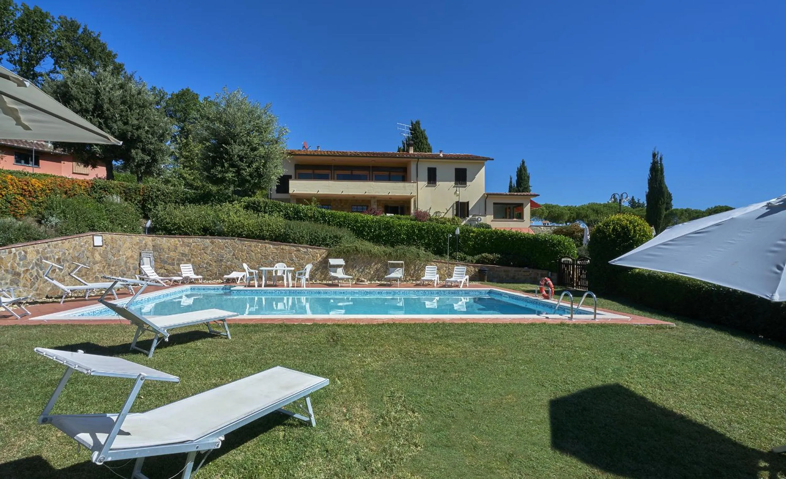 Pool view in Villa Il Borraccio - Apartments Azalea and Begonia