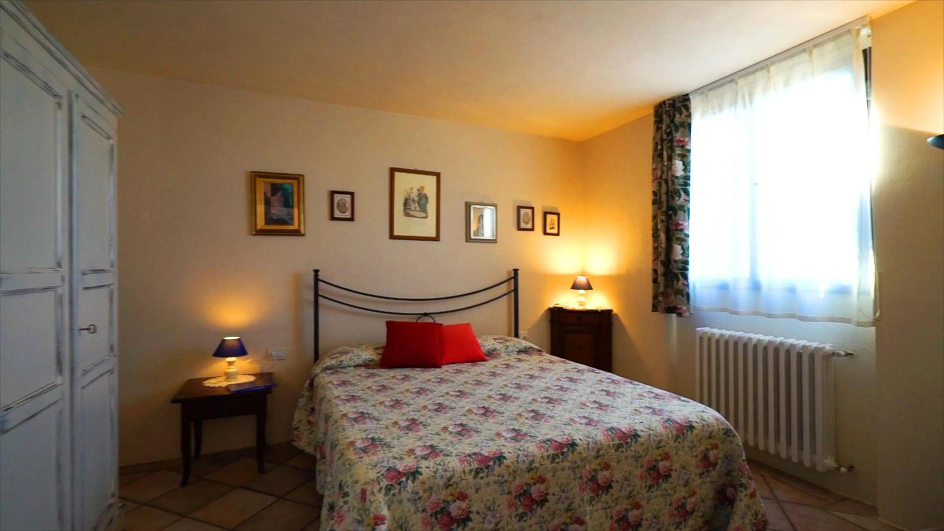 Bedroom, Bed in Villa Il Borraccio - Apartments Azalea and Begonia