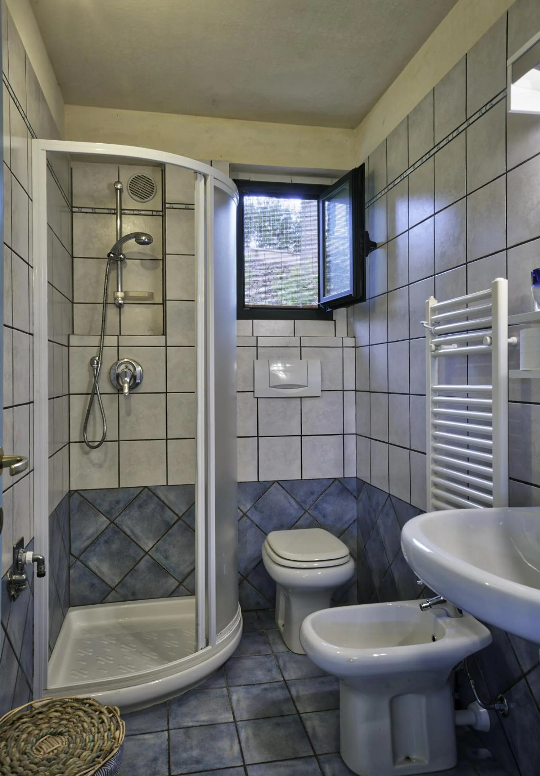 Bathroom in Villa Il Borraccio - Apartments Azalea and Begonia