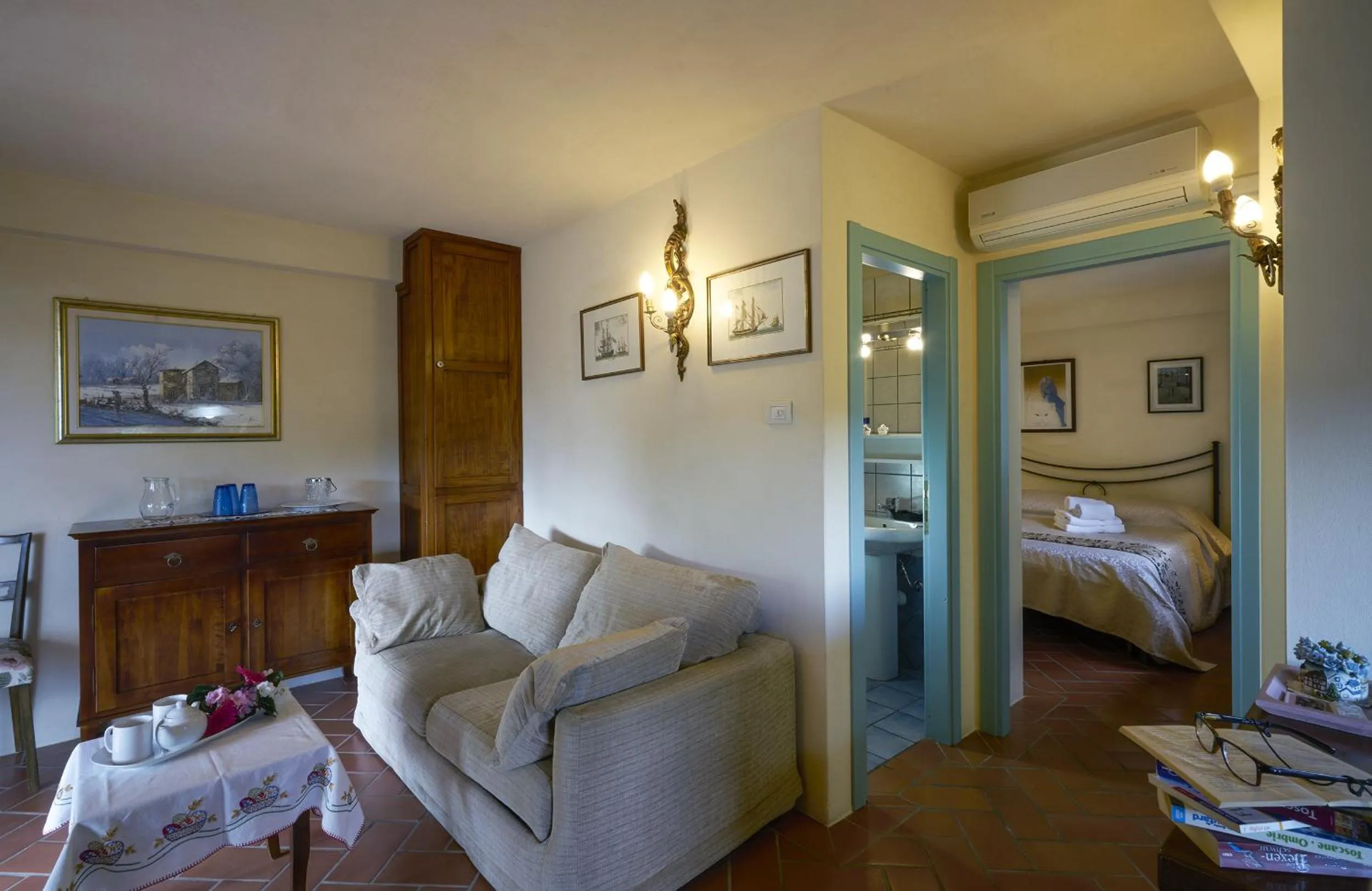 Living room, Bed in Villa Il Borraccio - Apartments Azalea and Begonia