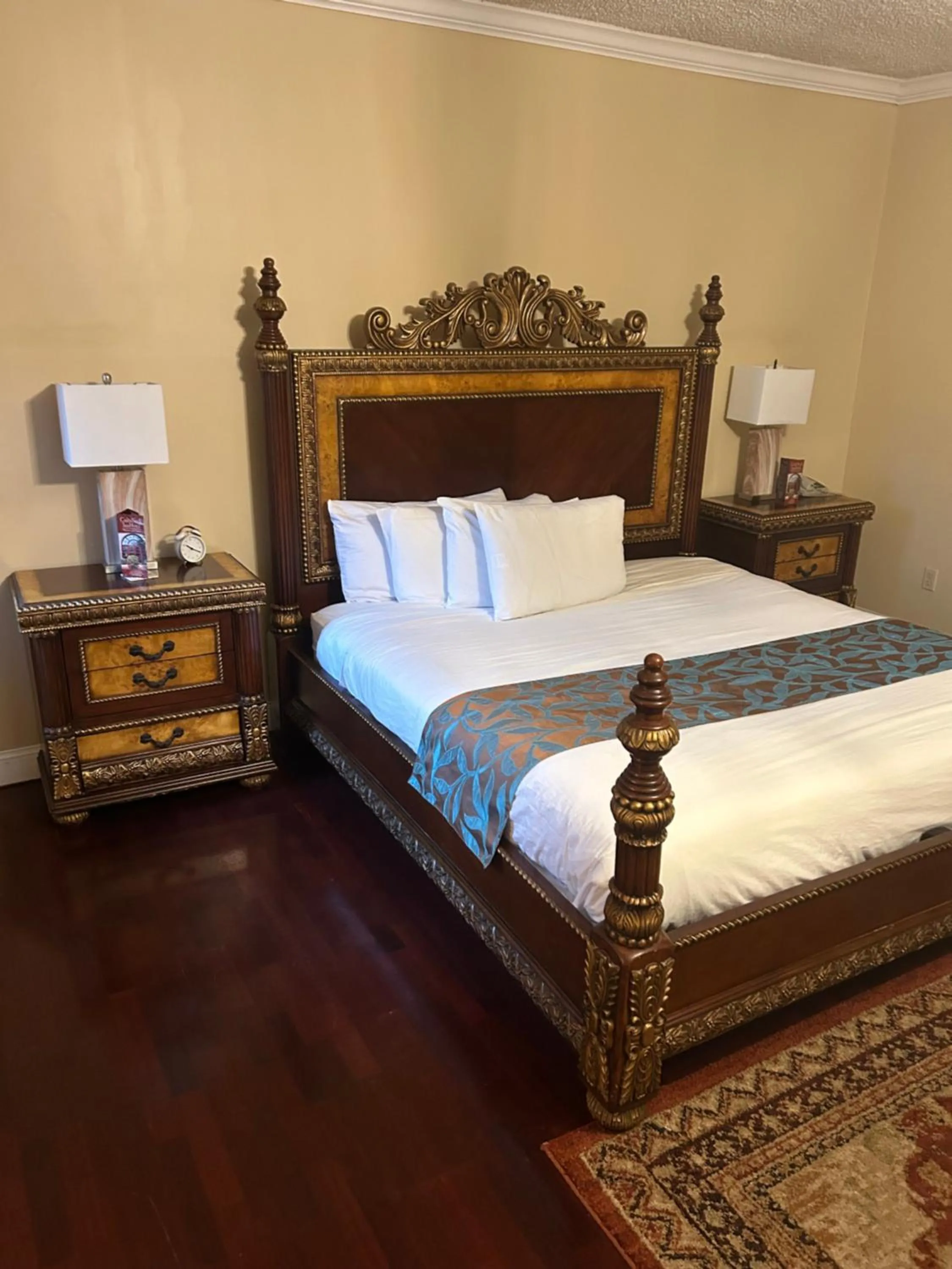 Bed in Colts Neck Inn Hotel