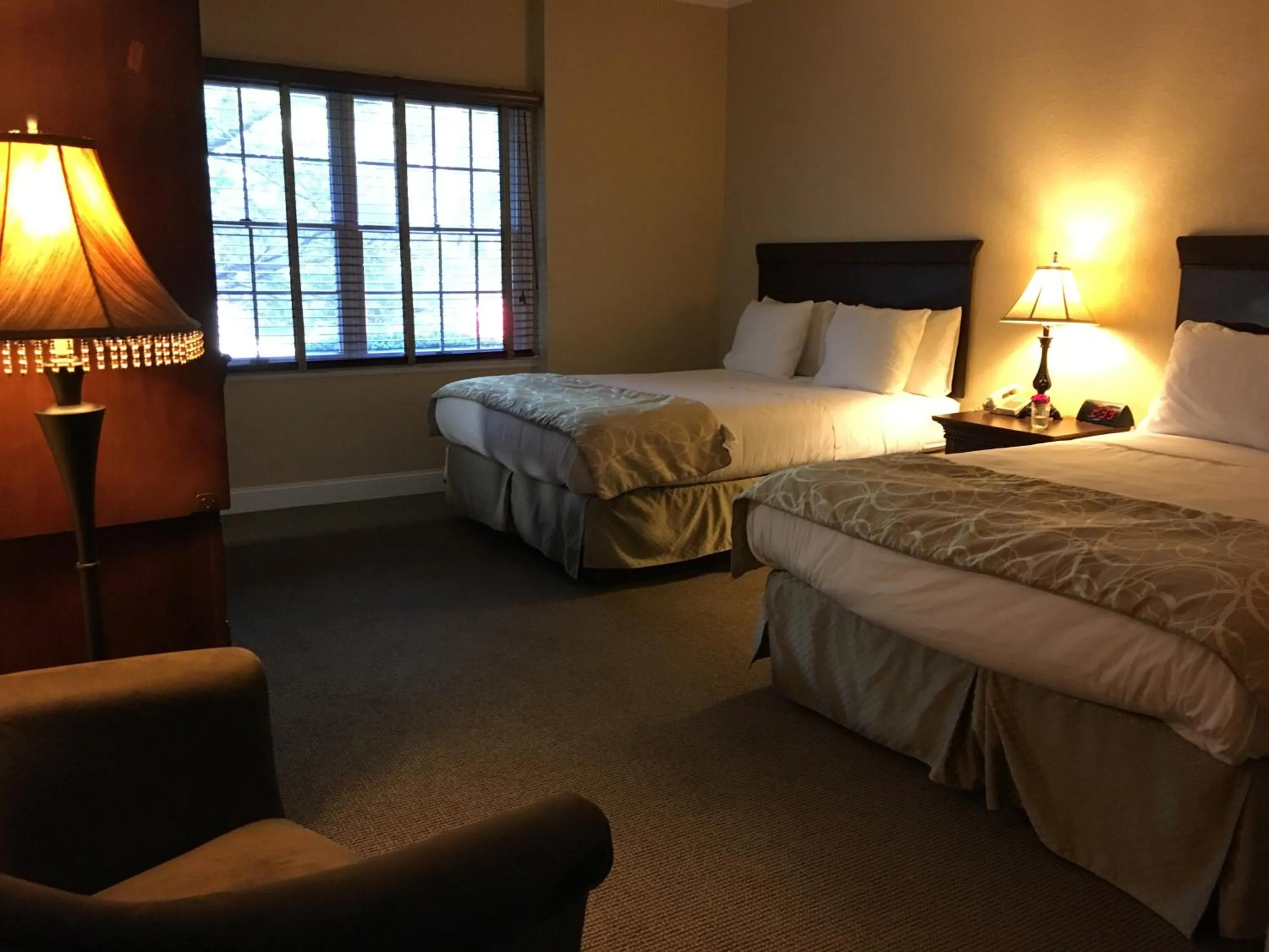 Bed in Colts Neck Inn Hotel